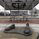 Las zapatillas de bronce de la vandalizada y robada estatua de Jackie Robinson serán donados a Museo de Ligas Negras