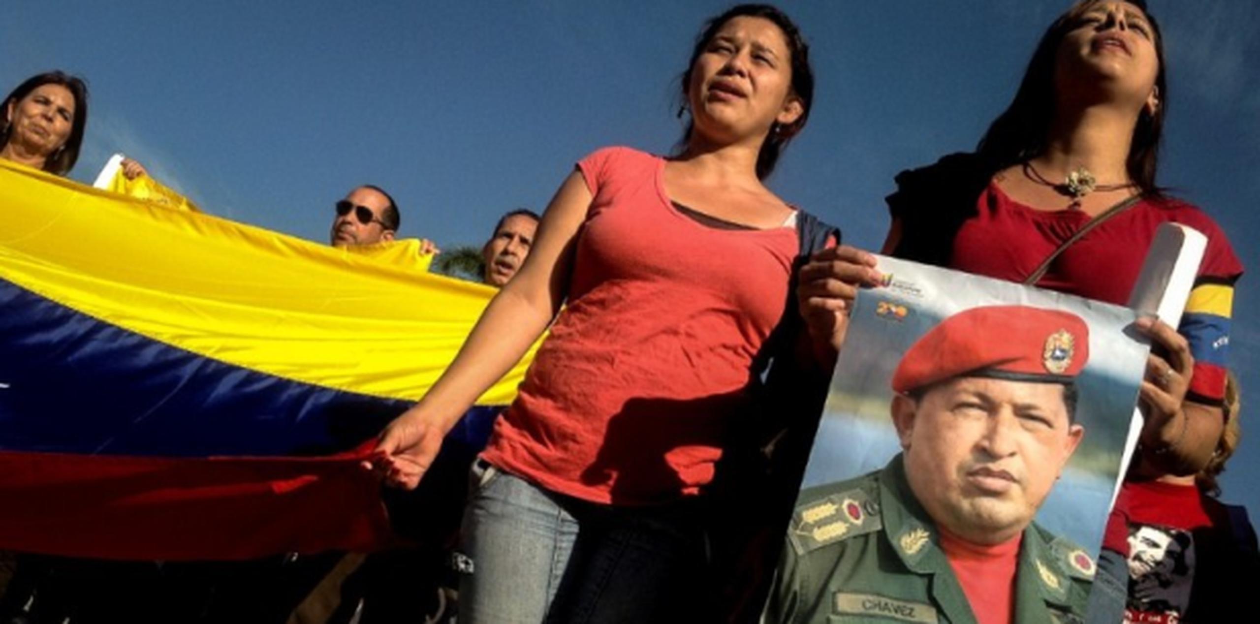 Centenares de personas, algunas portando banderas venezolanas, hacían una larga fila para visitar el Cuartel de la Montaña donde están los restos de Chávez.(AFP/Adalberto Roque)
