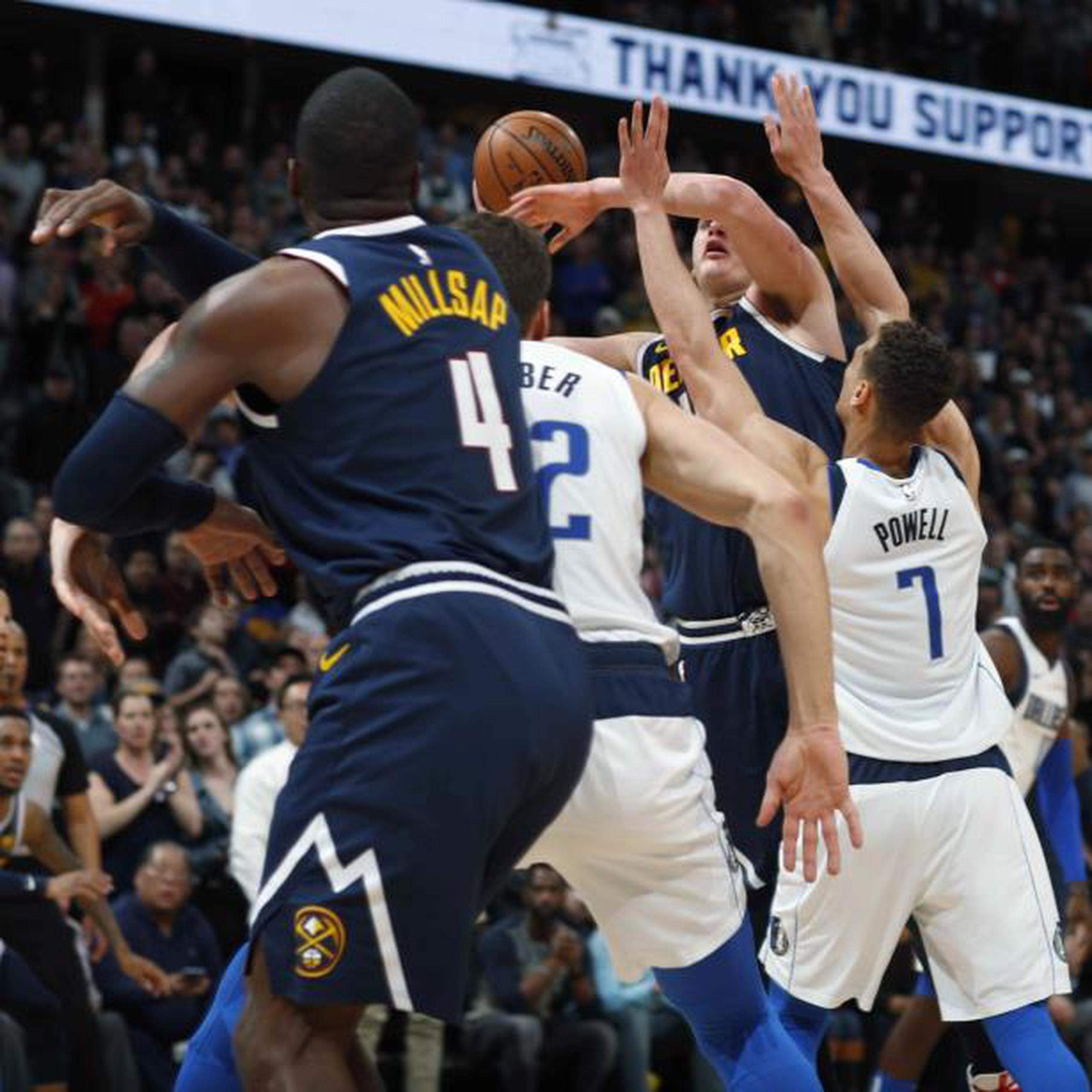 Nikola Jokic, de los Nuggets, lanza el tiro ganador sobre los Mavericks en la segunda mitad del partido en Denver. (AP / David Zalubowski)
