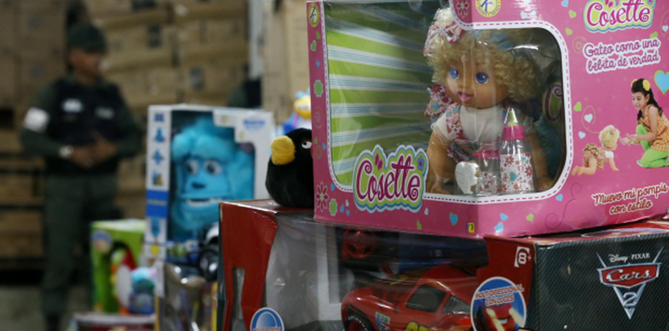 Un agente del gobierno venezolano presta vigilancia en medio del almacén de juguetes confiscados. (AP)