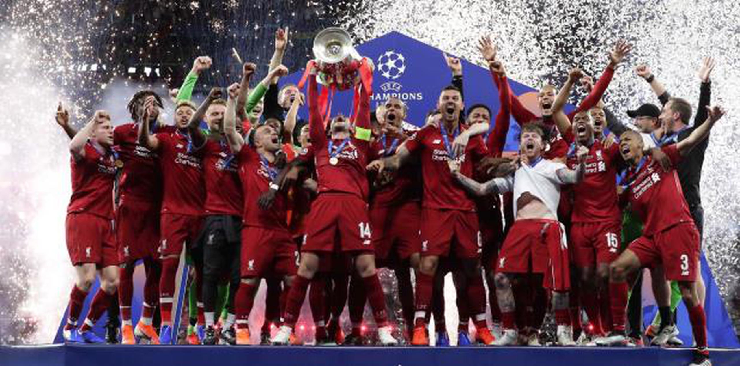 Los integrantes de Liverpool levantaron el trofeo durante la celebración. (AP / Manu Fernández)