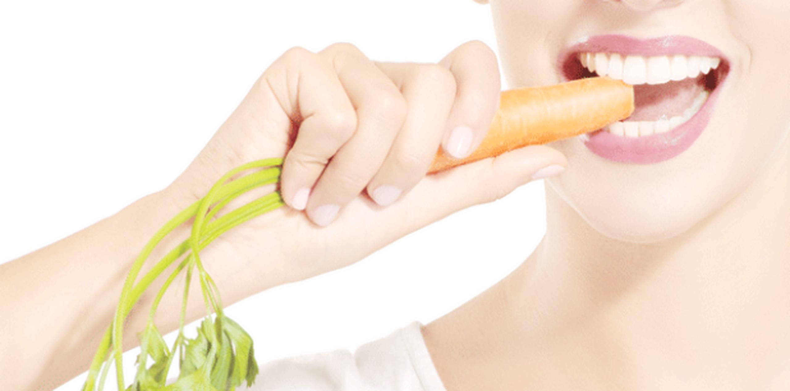 Comer zanahorias no ayuda a recuperar la visión perdida, pero sí a evitar mayores problemas oculares en el futuro. (Archivo)