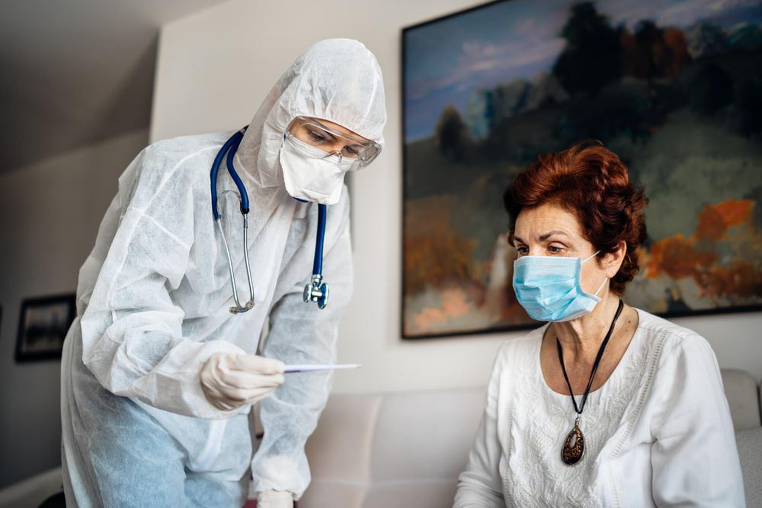 Muchos servicios de salud que se ofrecen en la casa buscan disminuir el riesgo de contagio con Covid-19 y mantener en buen estado la salud del paciente. (Shutterstock)