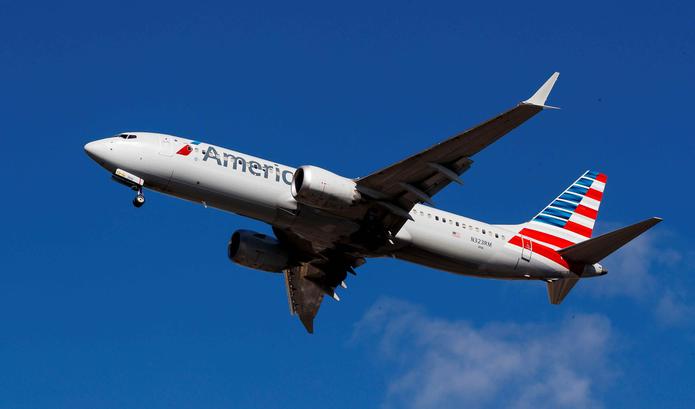 Un avión Boeing 737 MAX 8 de American Airlines se dispone a aterrizar en el aeropuerto de LaGuardia, ayer en Nueva York . (EFE)