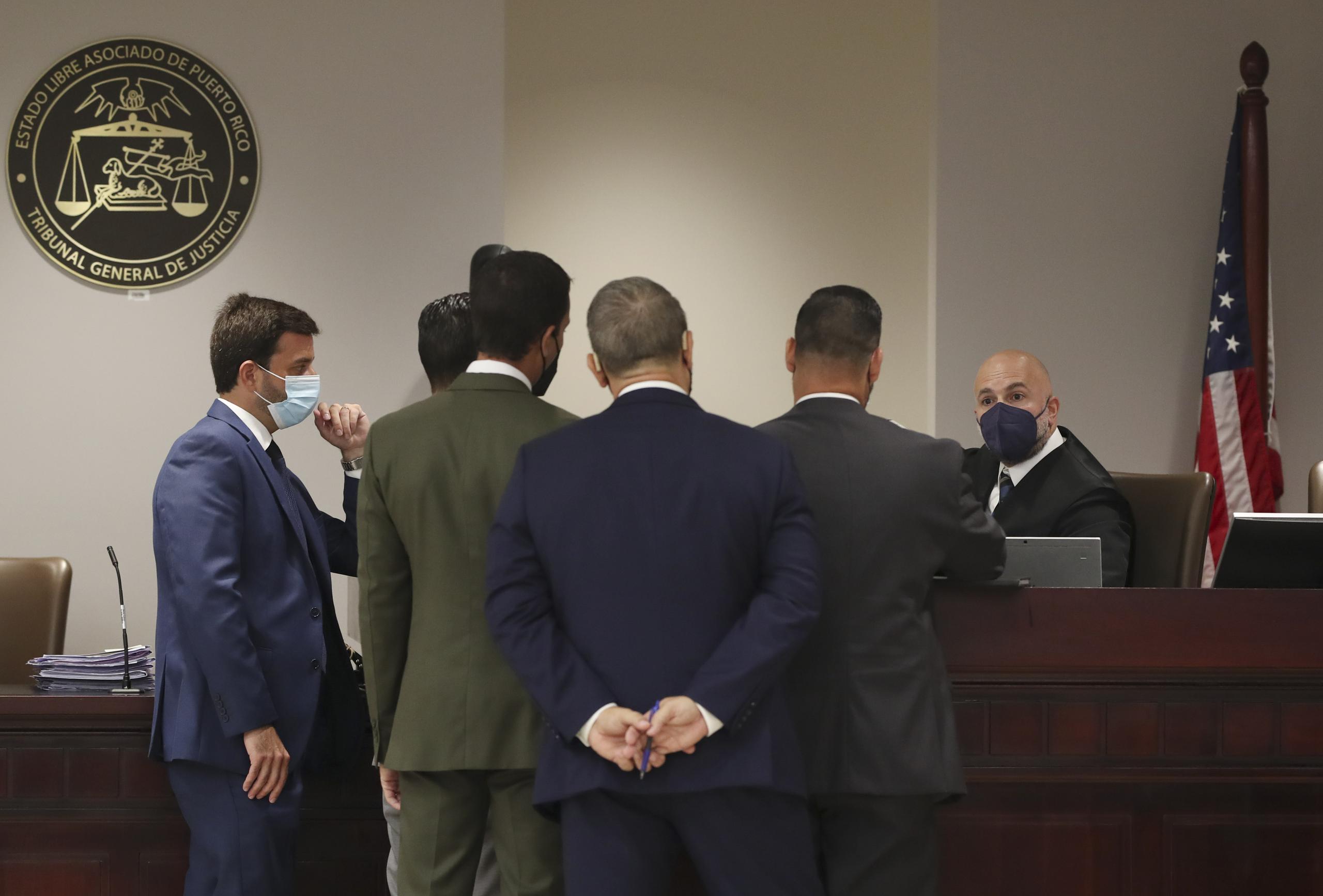 El juez José D'Anglada Raffucci conversa con los fiscales y abogados del caso contra Juanma López por violencia de género.