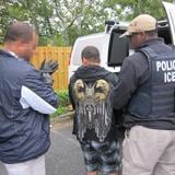 Juez dice tácticas de ICE para ingresar a casas y arrestar migrantes son inconstitucionales