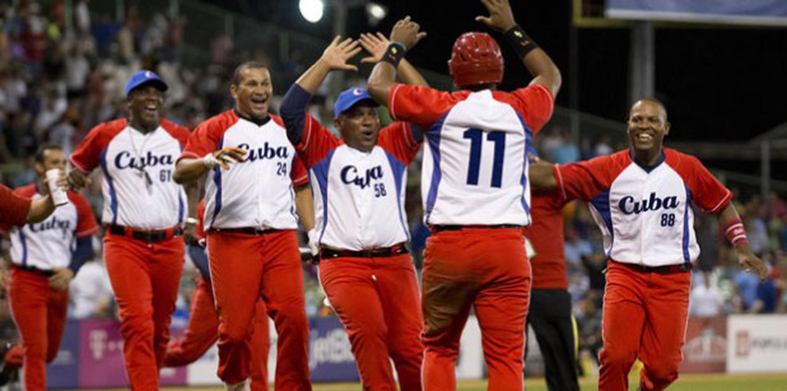 Los directivos de la Federación de Béisbol de Cuba se reunieron con el resto de la delegación y señalaron que grupos organizados se dedicaron a alentar la deserción de los peloteros.(tonito.zayas@gfrmedia.com)