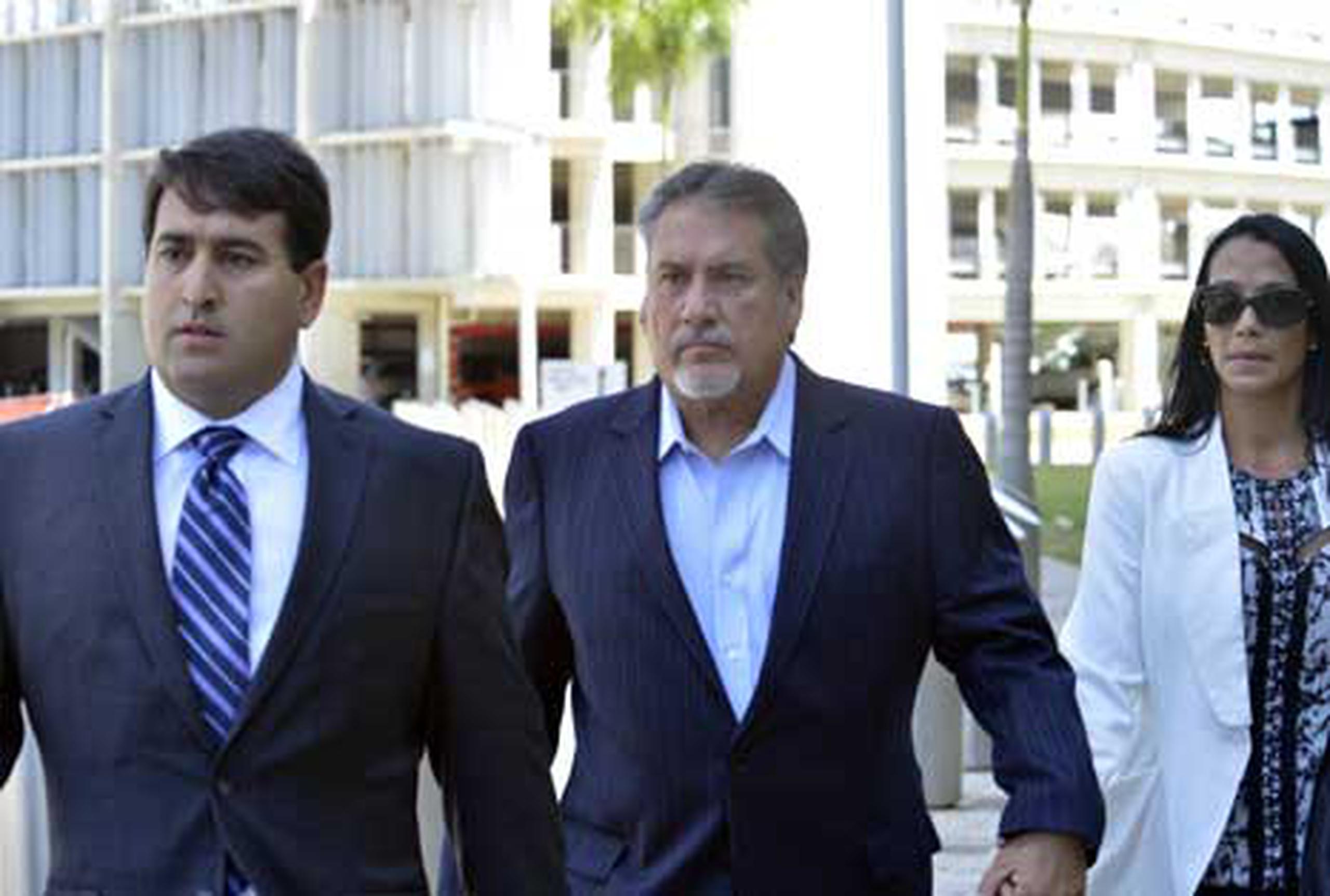 Juan Bravo llegó al Tribunal Federal acompañado por su hijo y su esposa.  (joserodriguez@gfrmedia.com)