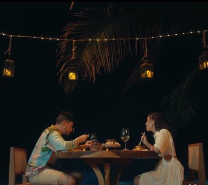 El anuncio muestra al artista en una romántica escena junto con su novia, Gabriela Berlingeri.
