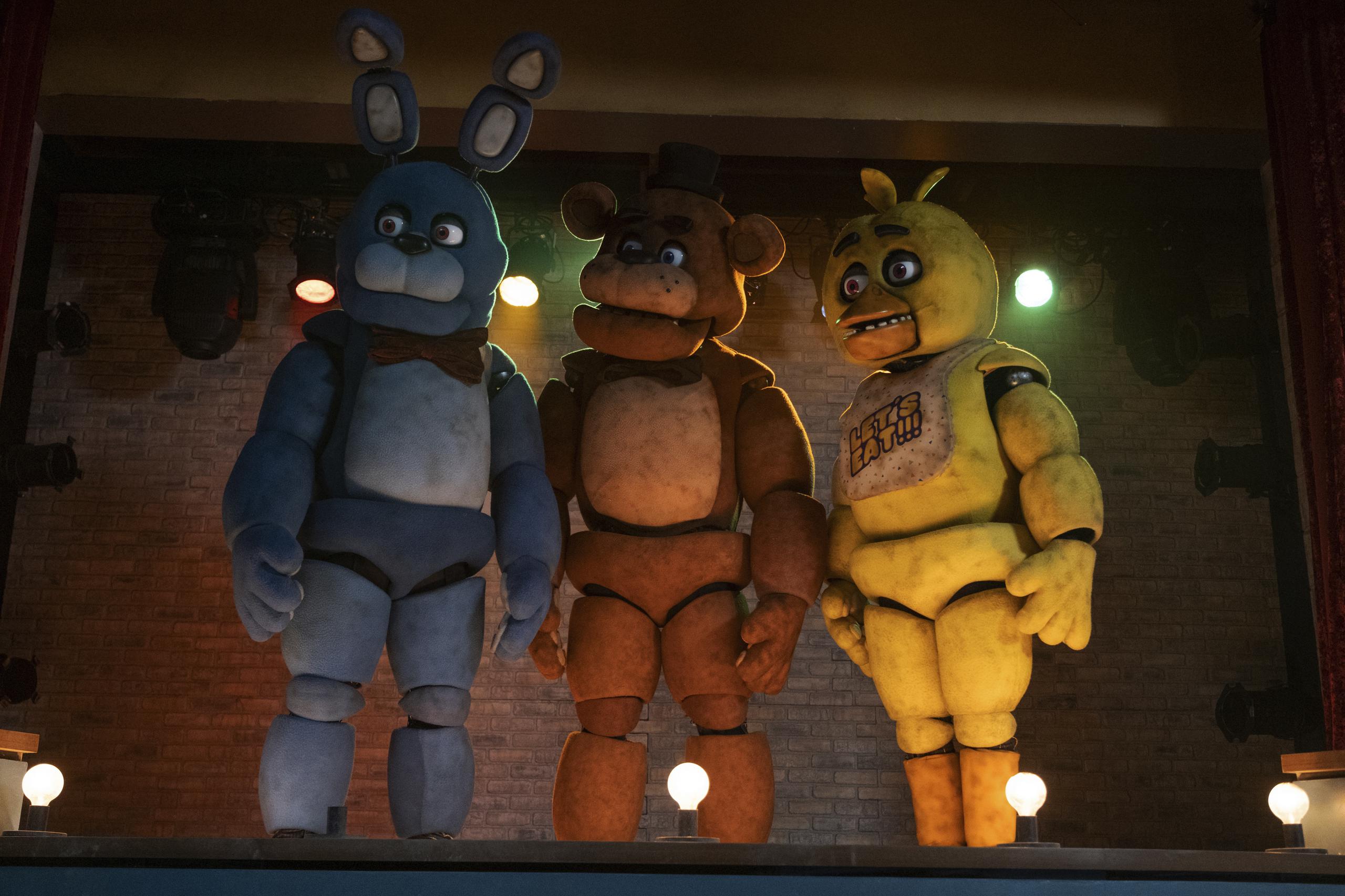 De izquierda a derecha, los personajes Bonnie, Freddy Fazbear y Chica en una escena de "Five Nights at Freddy's".