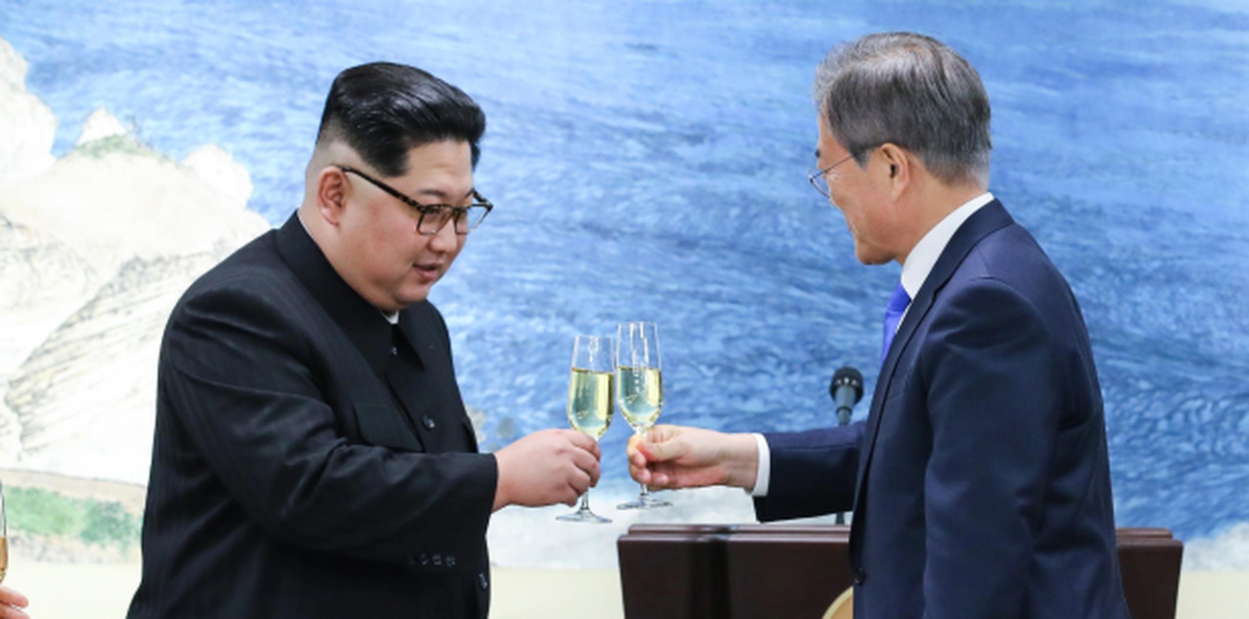 A pesar de todo, la cumbre ofreció el espectáculo de dos hombres de naciones con una profunda y amarga historia de acritud sonriendo de oreja a oreja. (AP)