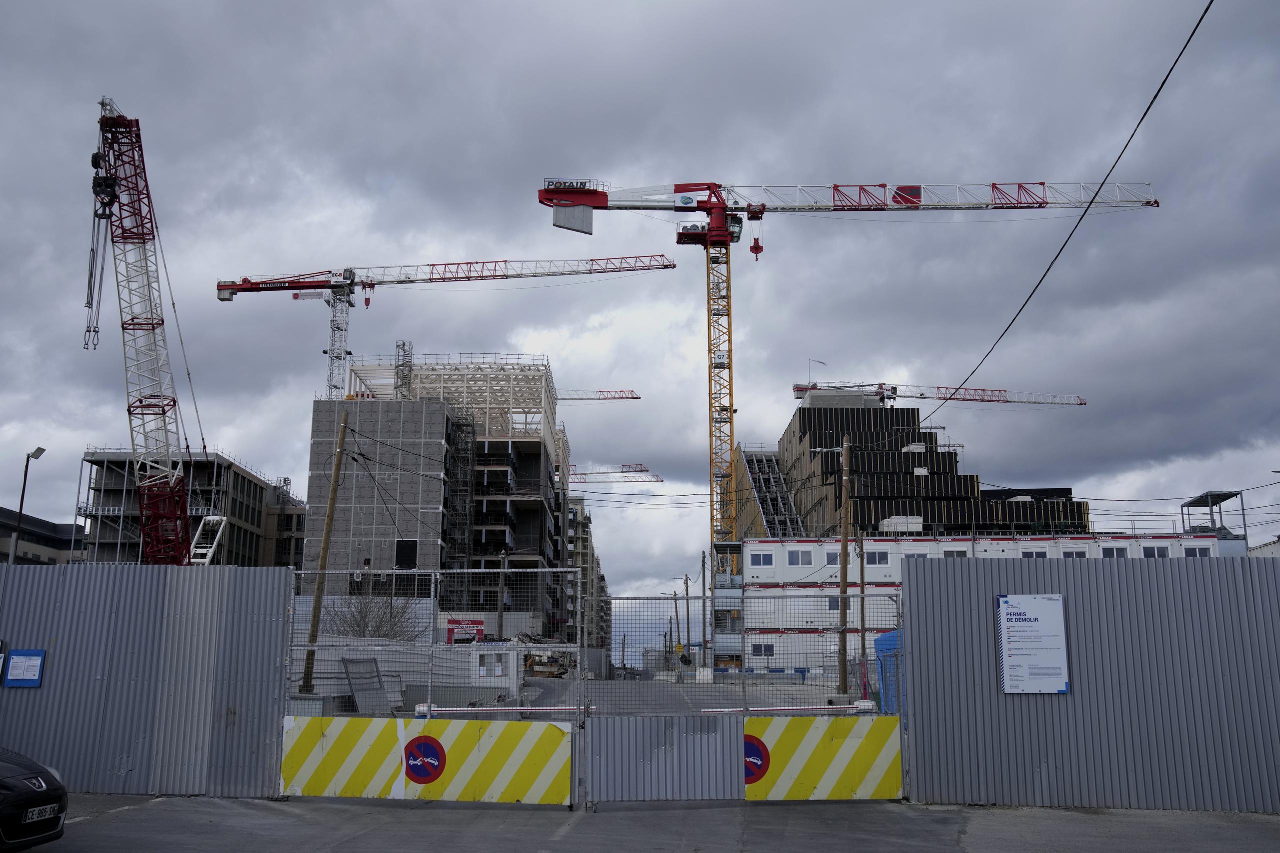 Obras de construcción en lo que será la Villa Olímpica de los Juegos de París 2024 en Saint Denis, el sábado 18 de marzo de 2018. (AP Foto/Christophe Ena)