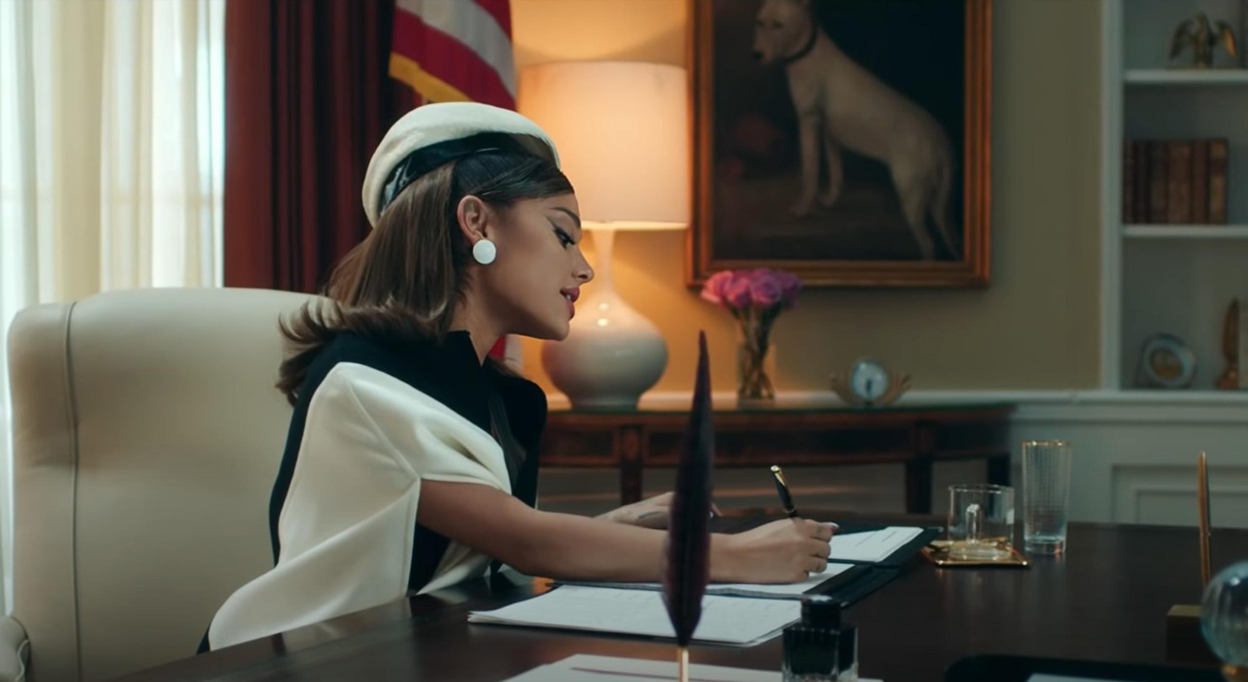 Ariana Grande en el vídeo musical de "Positions".
