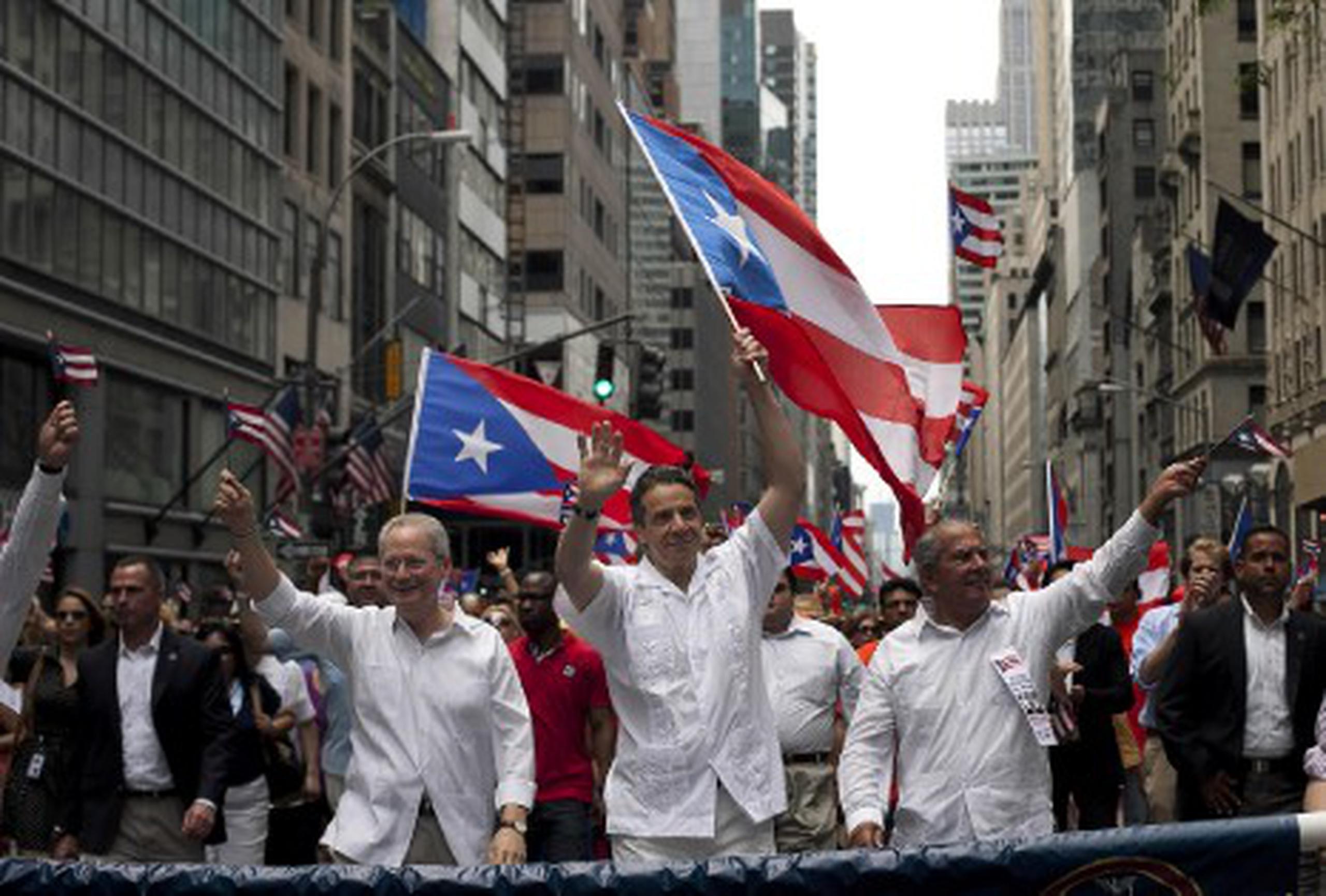 Andrew Cuomo, gobernador de Nueva York, camina en la Quinta Avenida durante la Parada Puertorriqueña en Nueva York. (Allison Joyce/Getty Images/AFP)