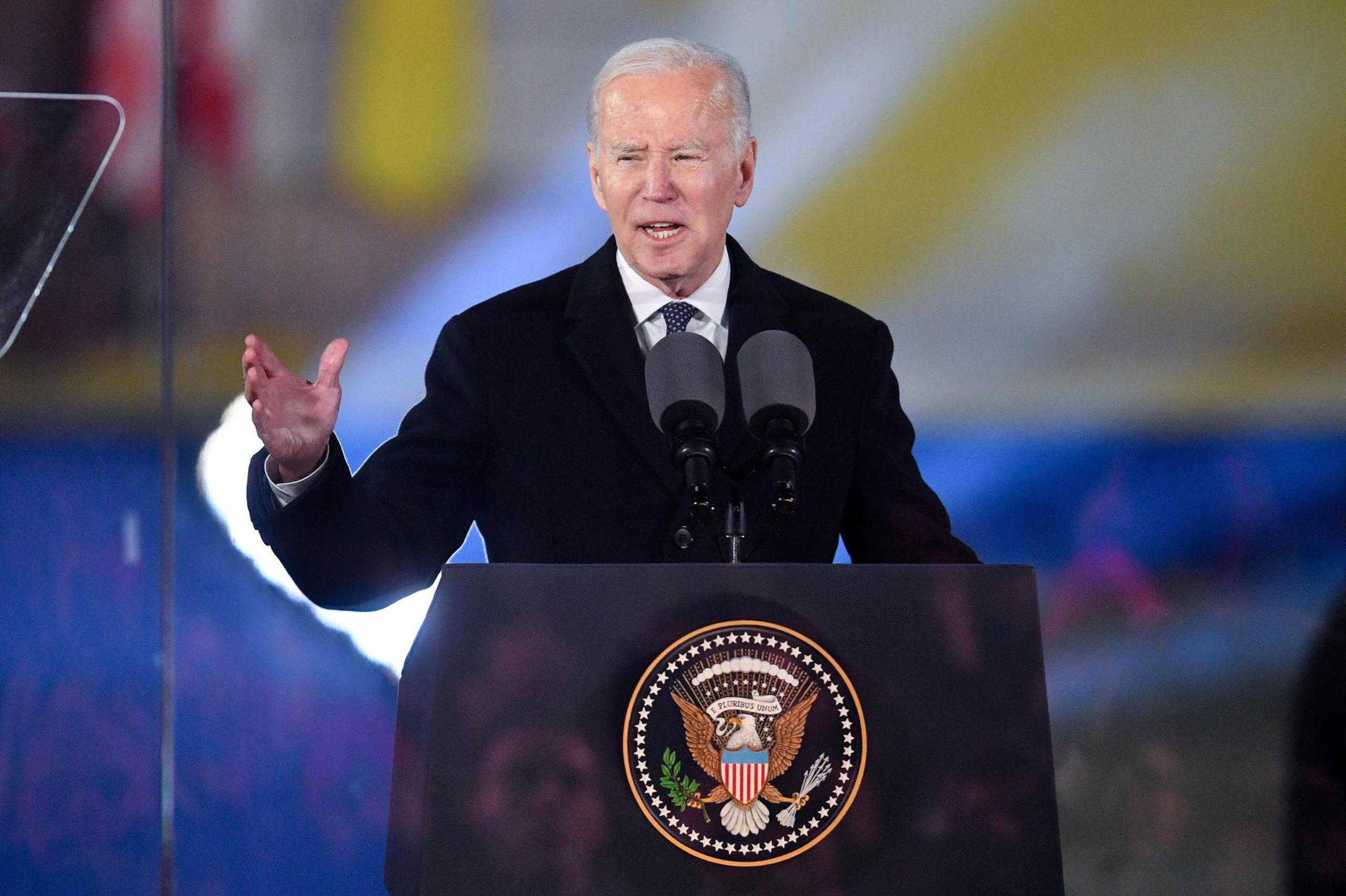 El presidente de los Estados Unidos, Joe Biden, pronuncia un discurso en los Kubicki Arcades, en los jardines traseros del Castillo Real, en Varsovia, Polonia, el 21 de febrero de 2023. EFE/EPA/Radek Pietruszka