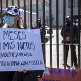 Madres mexicanas protestan con esferas de Navidad contra violencia vicaria 