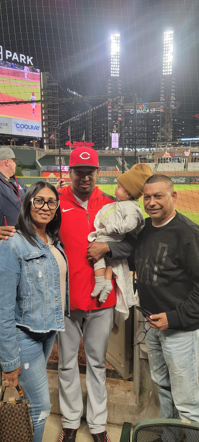 Alexis Díaz junto a sus padres e hijo en la visita de la familia para el debut en Grandes Ligas del menor de los hermanos relevistas.
