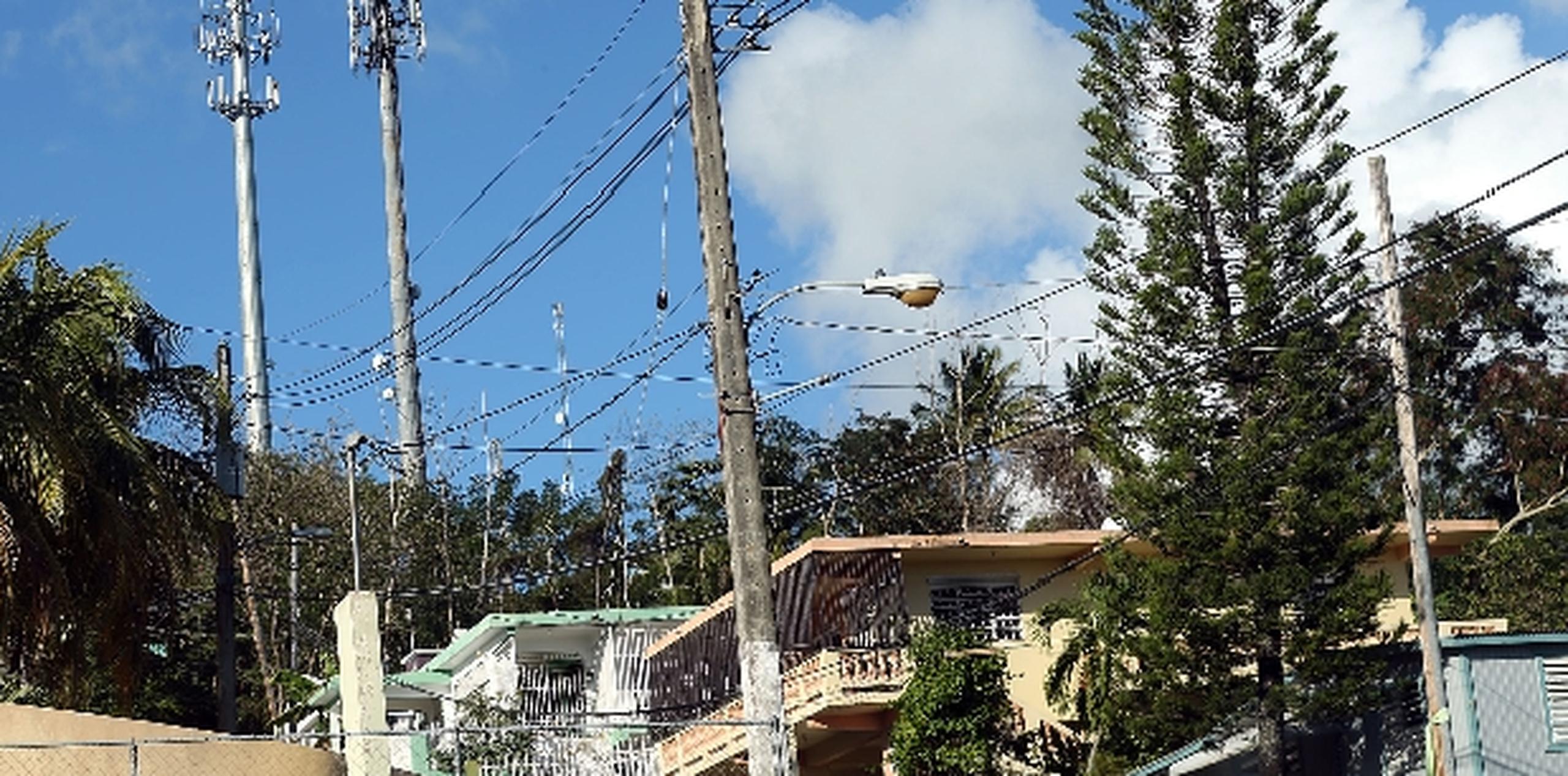 En esta foto se evidencia la cercanía de las antenas a las residencias de la comunidad en Naguabo. (jose.reyes@gfrmedia.com)