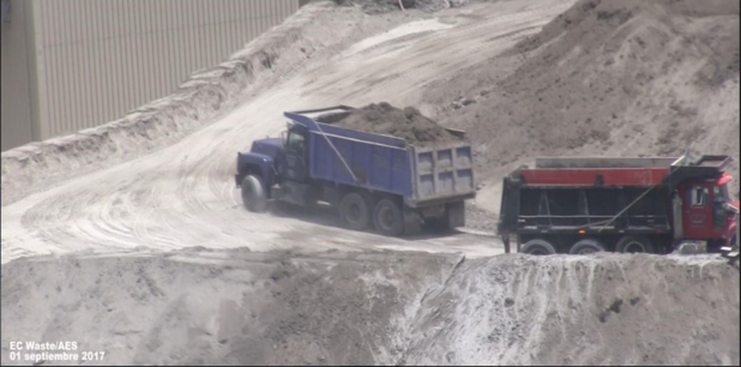 Imagen tomada por los senadores que muestra a un camión transportando cenizas de carbón sin tapar, en violación a los protocolos que se supone usen para evitar que el viento disperse las cenizas. (Suministradas)