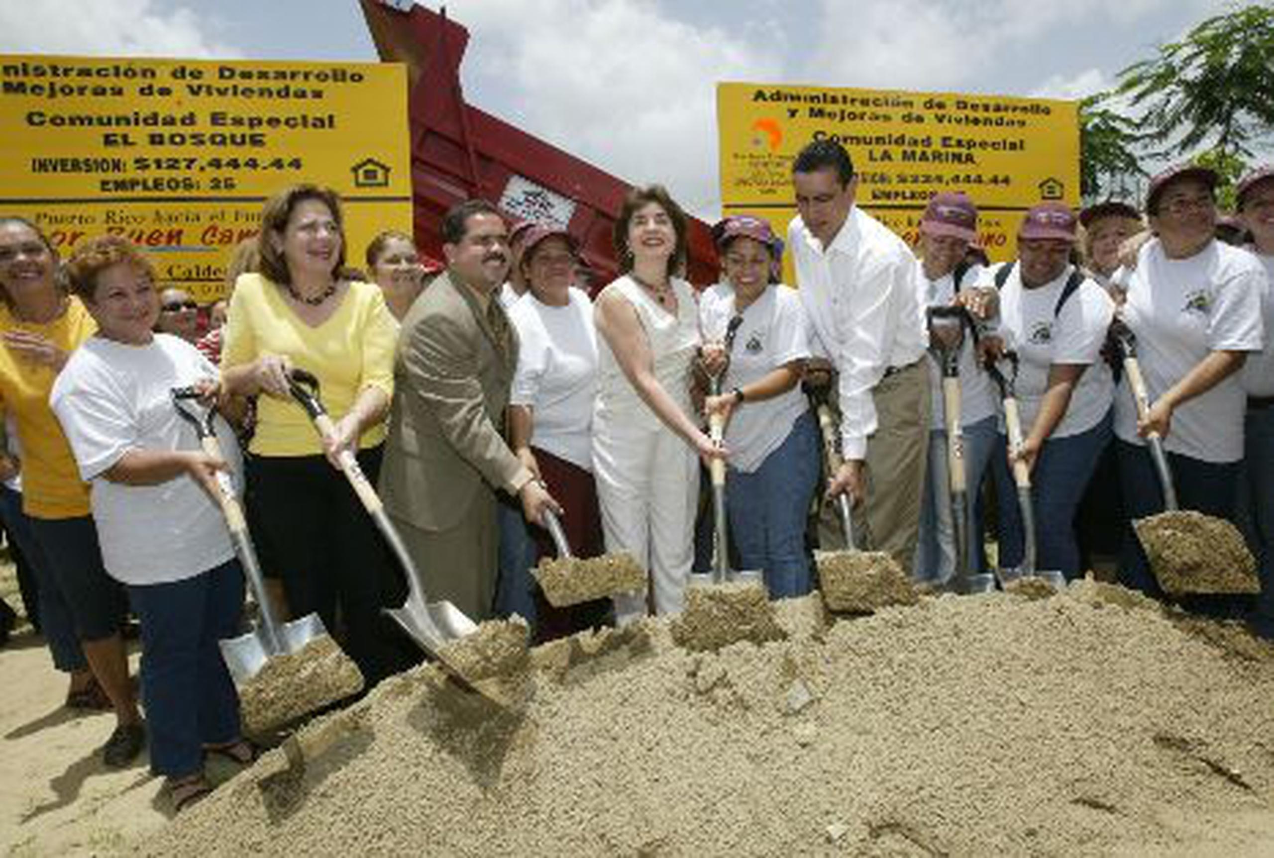 En esta imagen del 2003, la entonces gobernadora Sila Calderón (al centro)  participa en un acto simbólico en San Lorenzo como parte del Programa de Comunidades Especiales.&nbsp;<font color="yellow">(Archivo)</font>