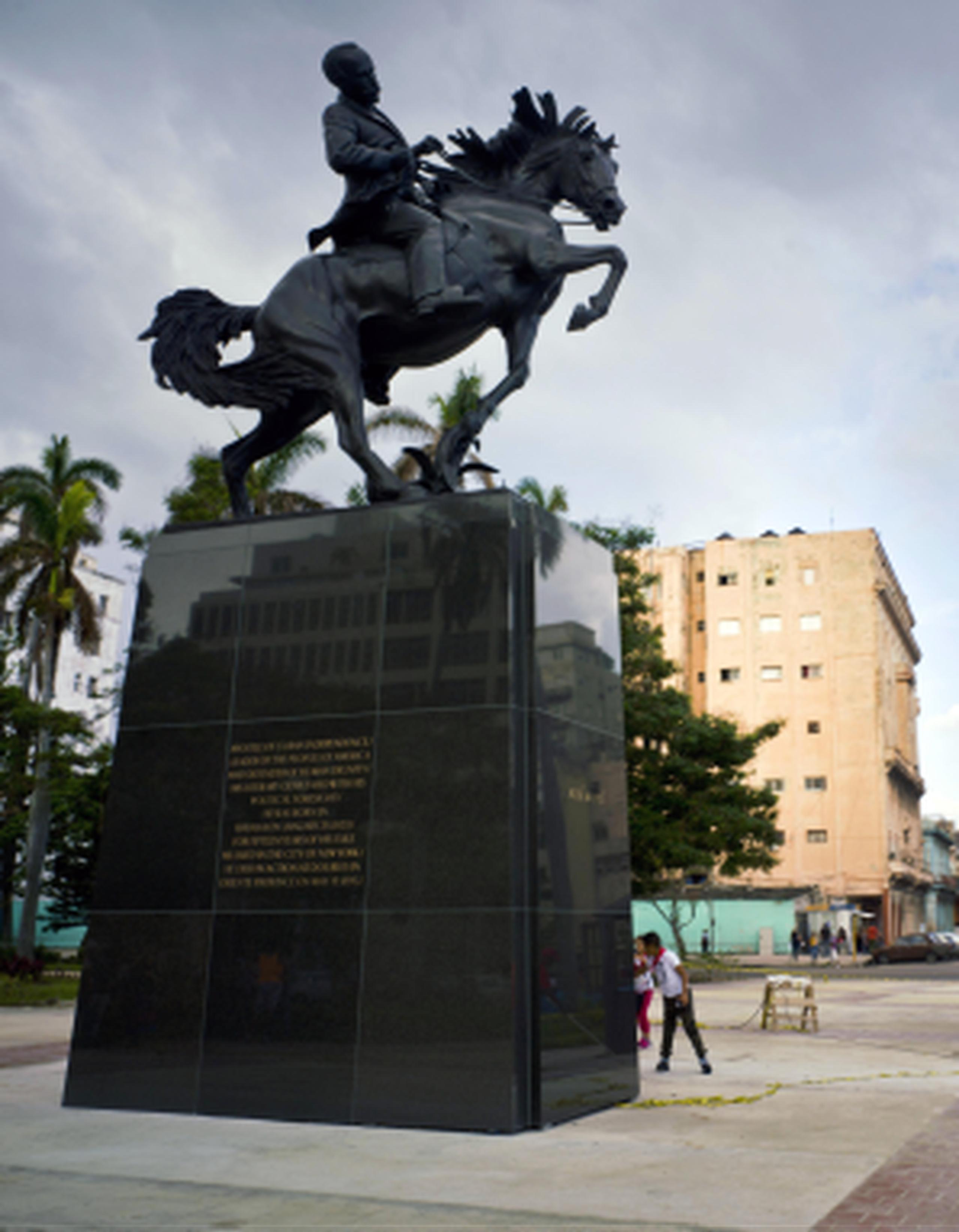 Un grupo de estudiantes observa la estatua de José Martí recién develada en La Habana, y que es una réplica de la existente en el Parque Central de Nueva York. (AP/Ramon Espinosa)