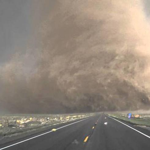 Impresionante formación de  un tornado