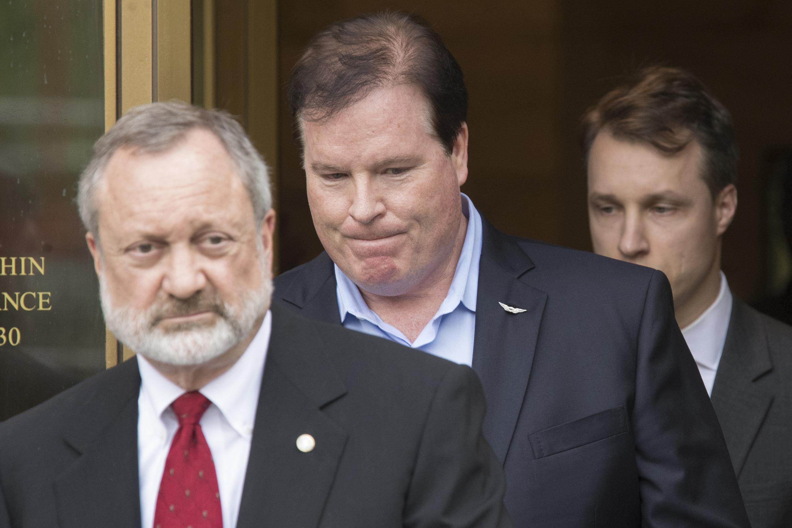 El banquero Stephen Calk, al centro, sale de la corte federal en Nueva York con su abogado Jeremy Margolis, izquierda.