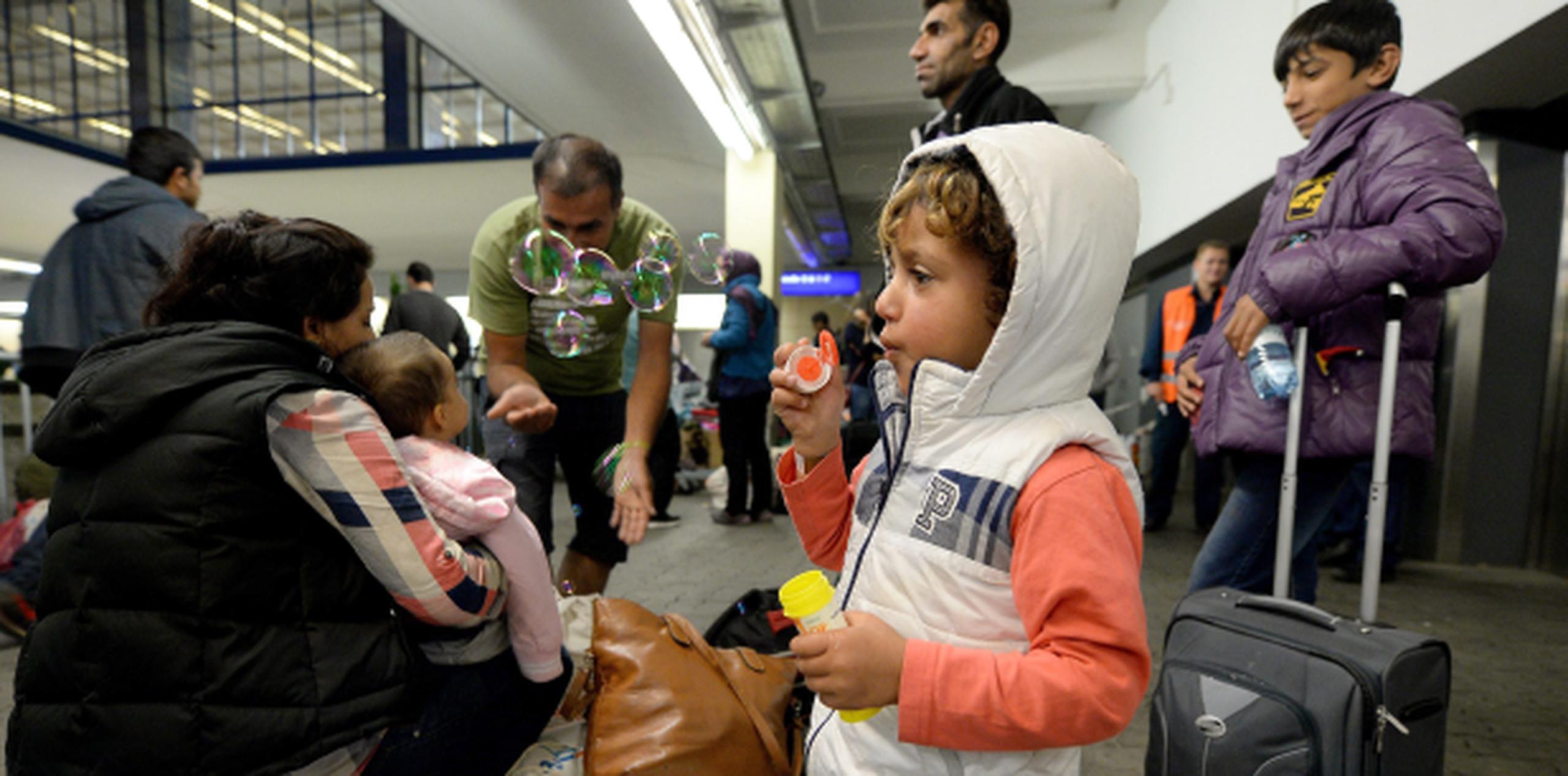 Otros 350 refugiados habían logrado llegar previamente a Múnich en otros trenes, desde la media noche. (EFE)