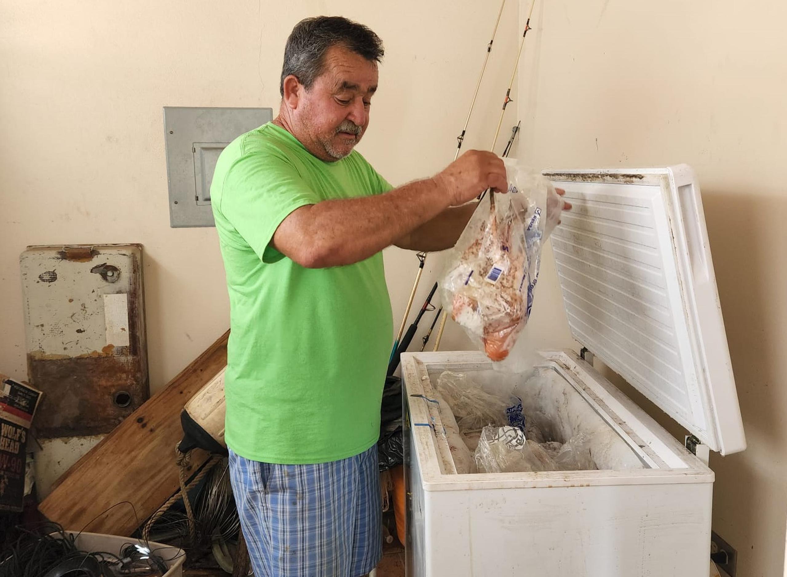 Ramberto Hernández, presidente de la Asociación de Pescadores de La Parguera, bota el pescado ya descongelado y no apto para consumir.