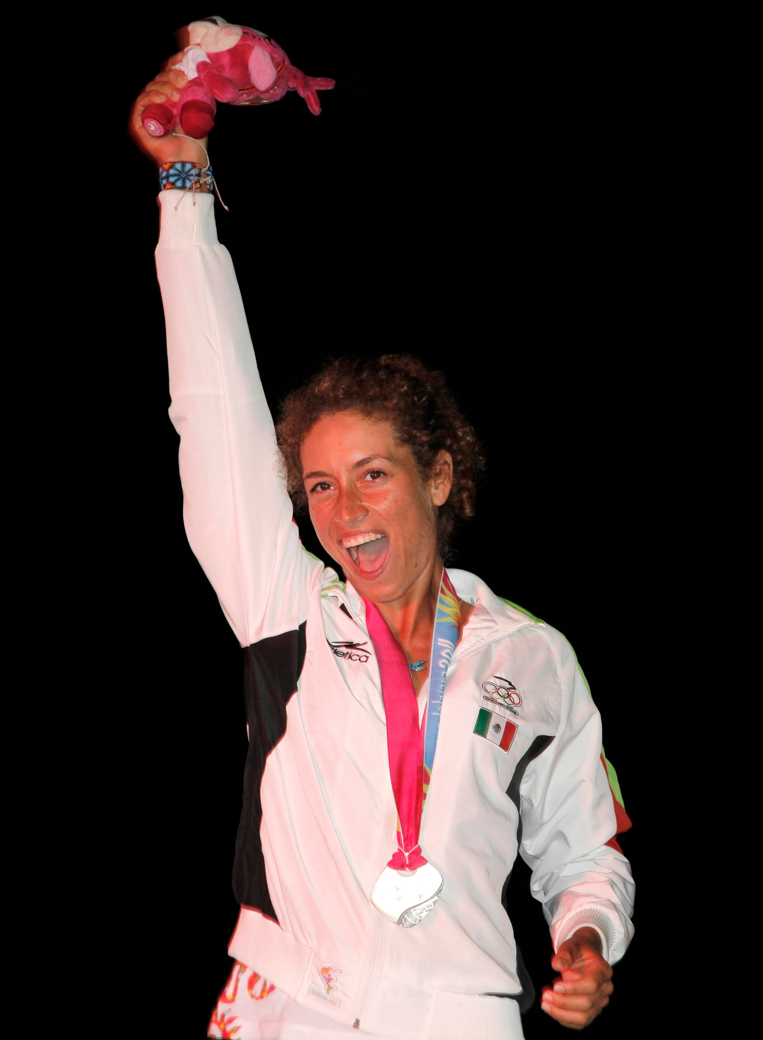 La mexicana Demita Vega celebra tras llevarse la medalla de plata en el RS-X de la vela de los Juegos Panamericanos en Puerto Vallarta, México, el 23 de octubre de 2011. Ahora buscará otra en Santiago, esto mientras alterna responsabilidades como madre y atleta.