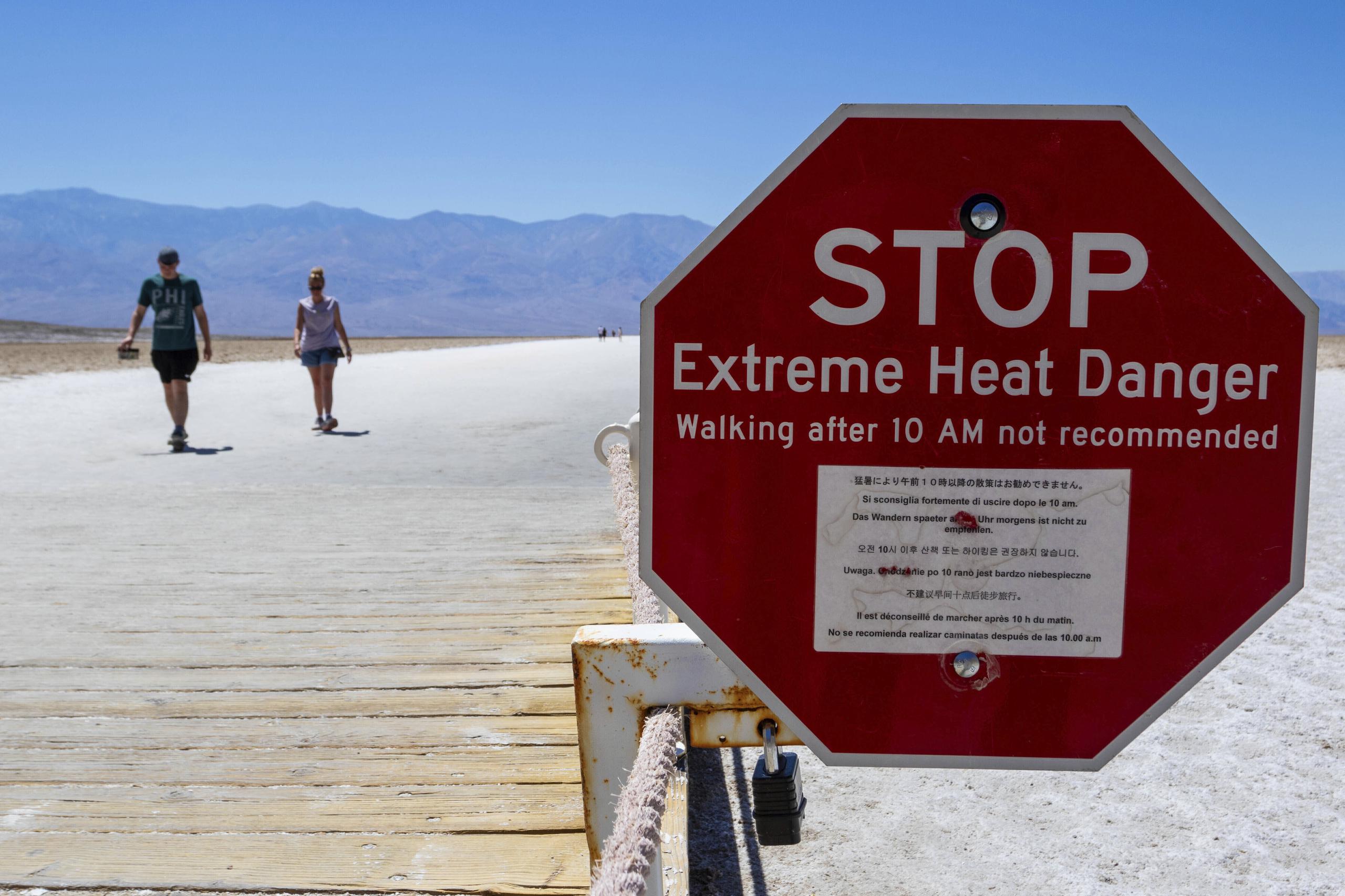 Un cartel advierte en varios idiomas sobre el calor extremo en el Parque Nacional Valle de la Muerte, en California, el martes 11 de julio de 2023. Julio es el mes más caluroso en el parque, con una temperatura máxima promedio de 116 grados Fahrenheit. (AP Foto/Ty ONeil)