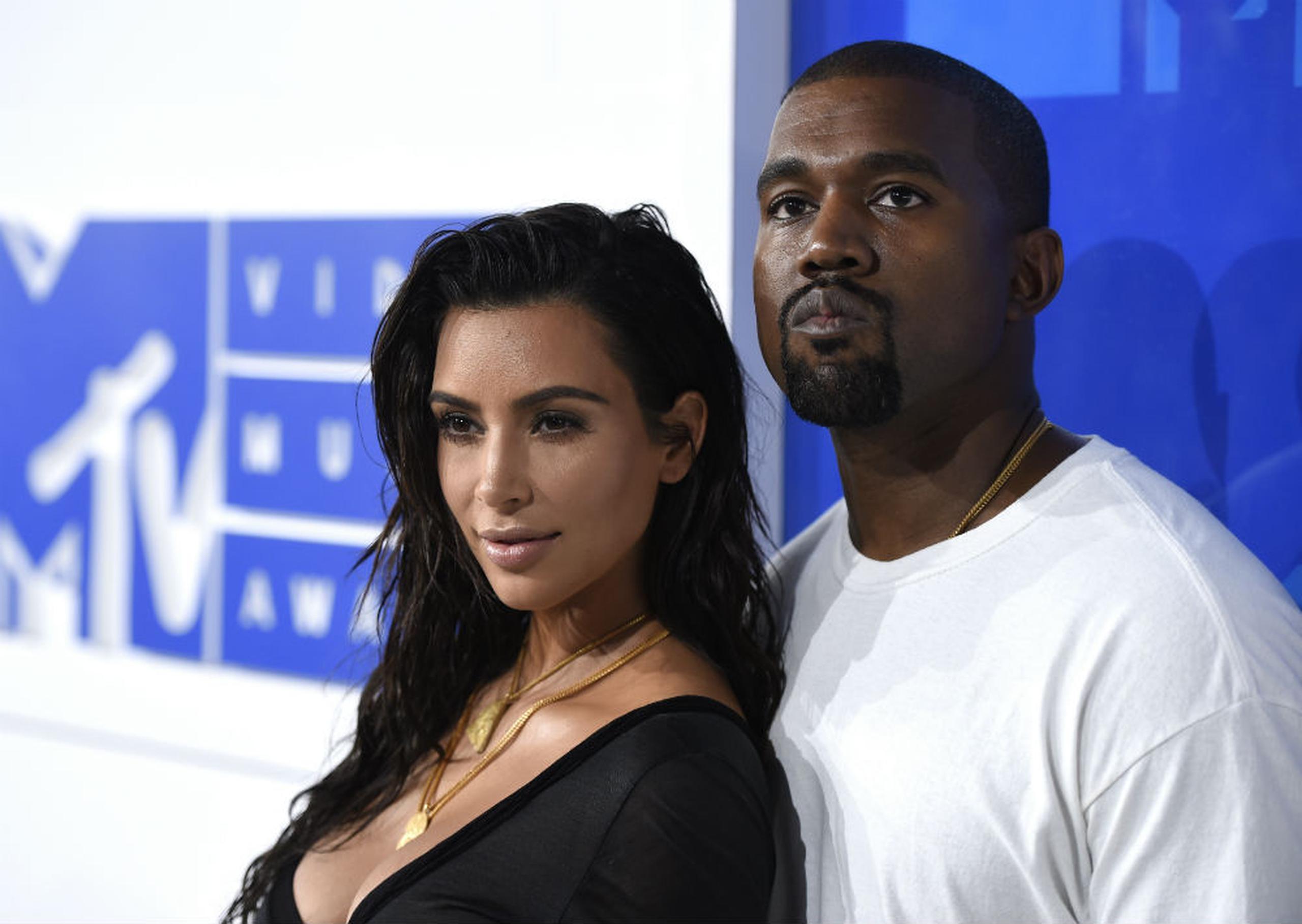 La estrella de la televisión Kim Kardashian recibió de parte de su actual esposo, el rapero Kanye West, un anillo de 15 quilates estimado en $3 millones, creado por Lorraine Schwartz. (Archivo)