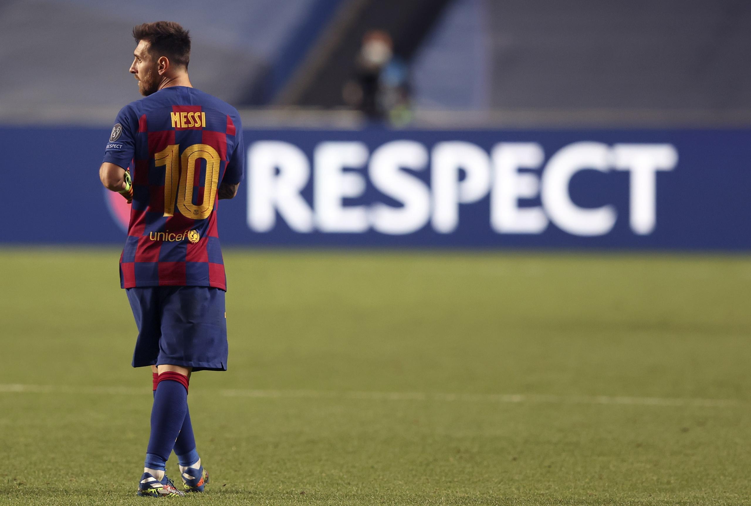 Lionel Messi  abandona la cancha tras la goleada que sufrió su Barcelona ante el Bayern Múnich en los cuartos de final de la Liga de Campeones, el viernes 14 de agosto de 2020 (Rafael Marchante/Pool vía AP)