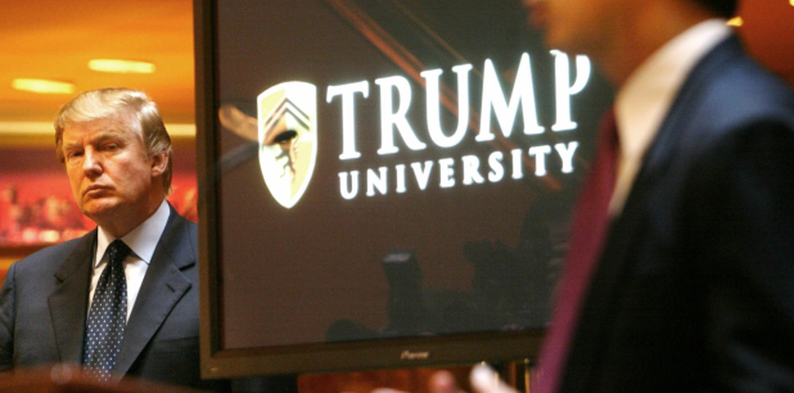 Eric Schneiderman asegura que Trump ayudó a dirigir una universidad falsa que prometía a los estudiantes enriquecerse. (Archivo)
