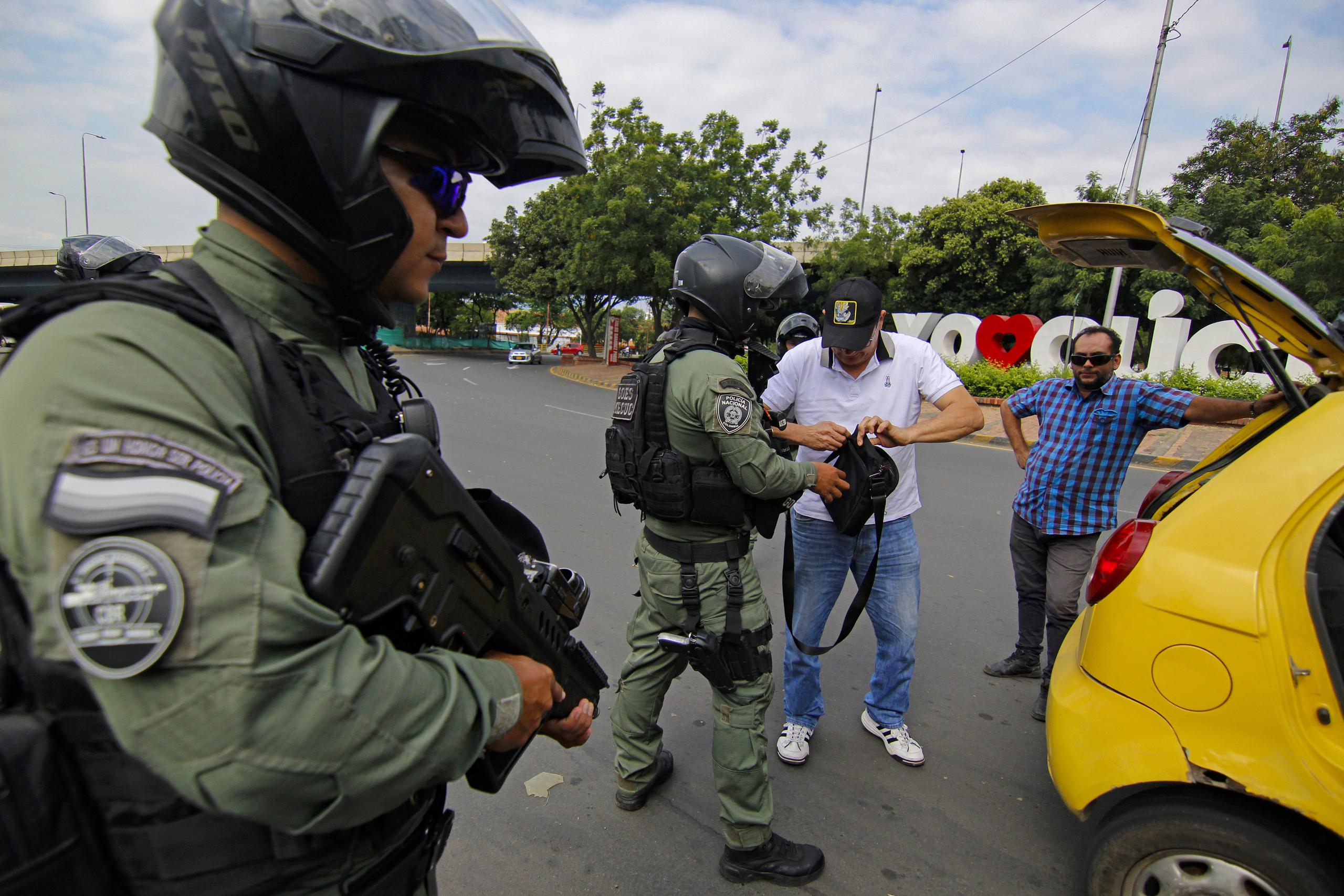Policías colombianos realizan controles de seguridad, el 1 de febrero del 2023, en Cúcuta, en Colombia. (EFE/ Mario Caicedo)