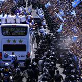 Selección argentina es forzada a sobrevolar mar de gente