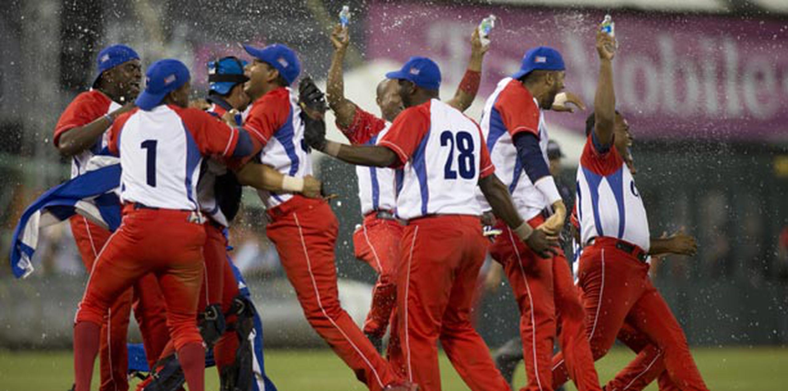 Los jugadores de Pinar del Río dan rienda suelta a la celebración tras propinar el out número 27 del partido contra los Tomateros de Culiacán.  (tonito.zayas@gfrmedia.com)