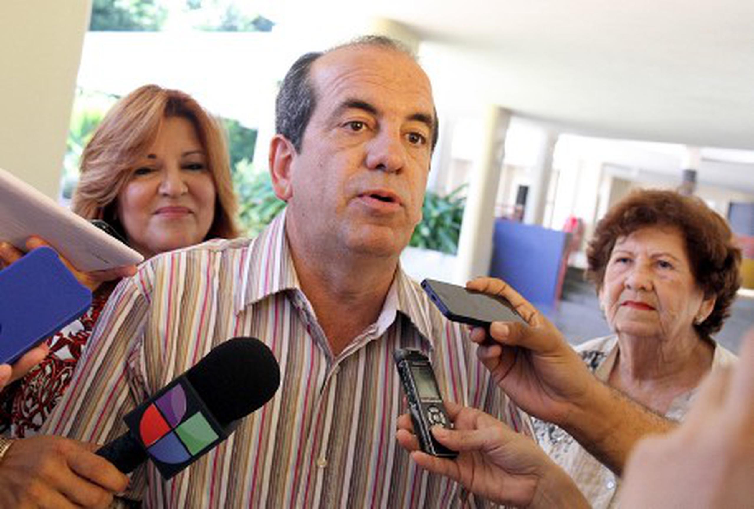 Tras  ejercer su derecho al voto, Anibal Acevedo Vilá se quedará en su casa para conocer los resultados de la contienda electoral. (Especial GFR Media / Israel González)