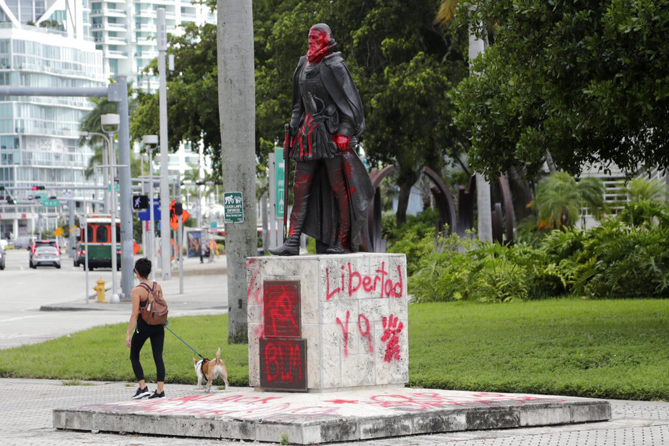 Estatua de Juan Ponce de León en el Parque Bayfront, en Miami.