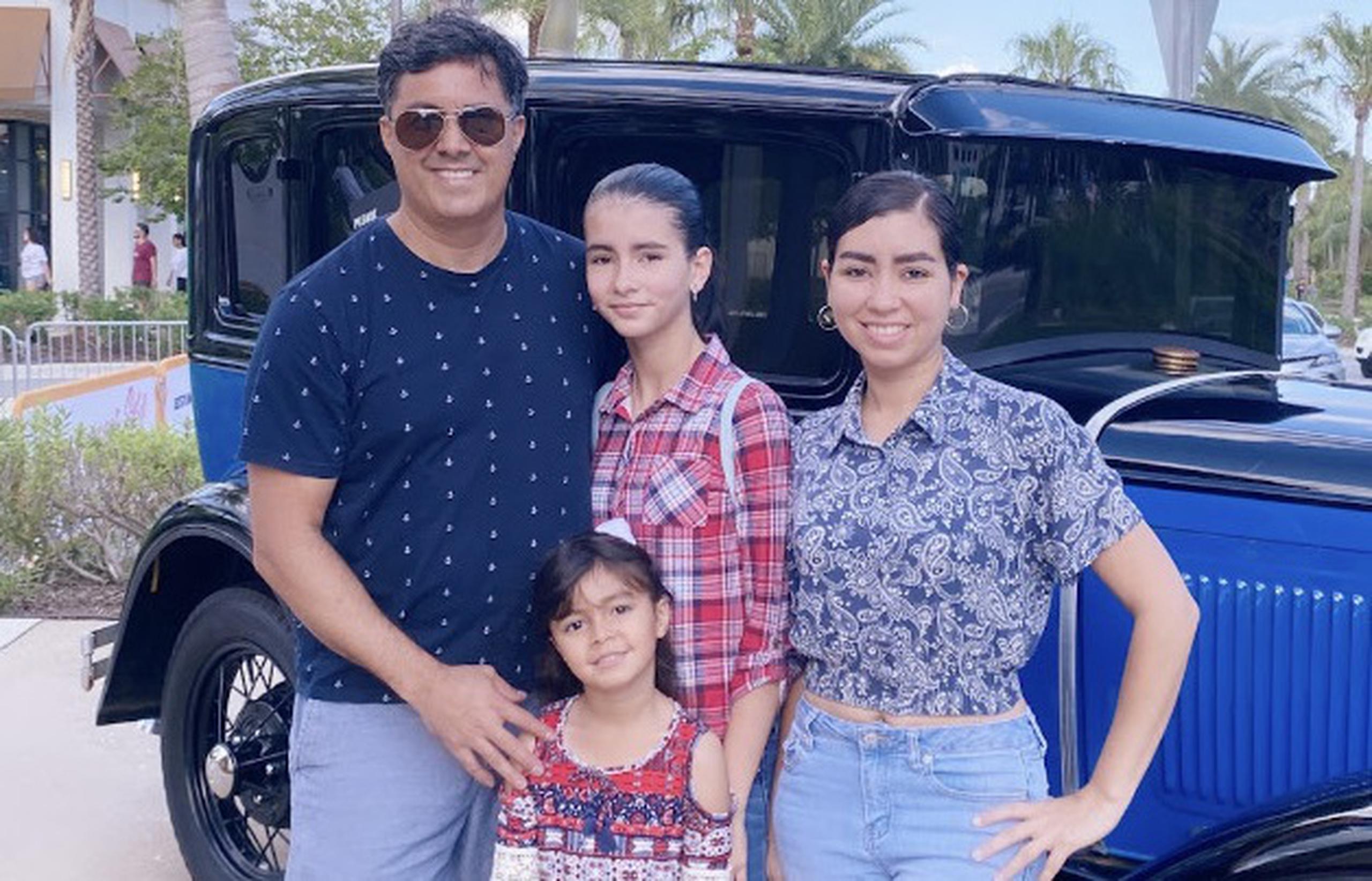 Jennefer Mendoza Mena, a la derecho, junto a su esposo José y sus niñas, Adriana (12) y Jackeline (6), llevan cuatro años Estados Unidos.