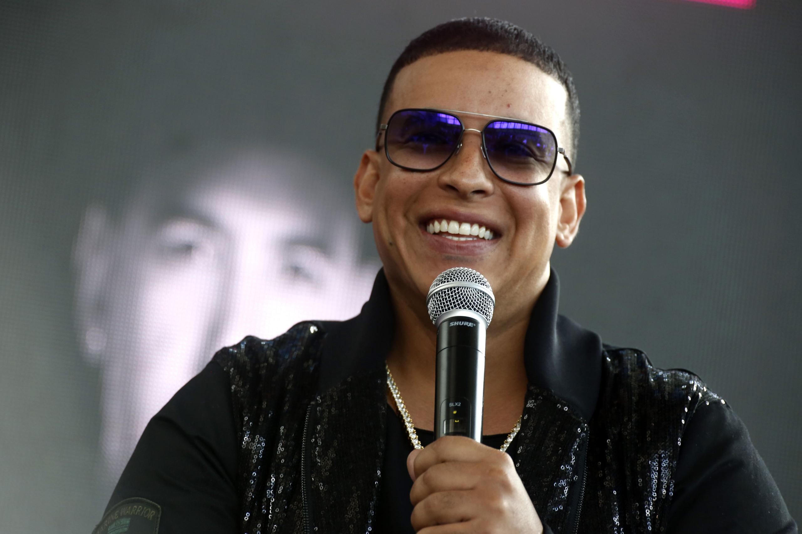 Daddy Yankee arrancó su carrera musical a los 15 años en “Playero 34”, del productor musical DJ Playero, y donde por primera vez se escuchó la palabra reguetón o reggaeton.