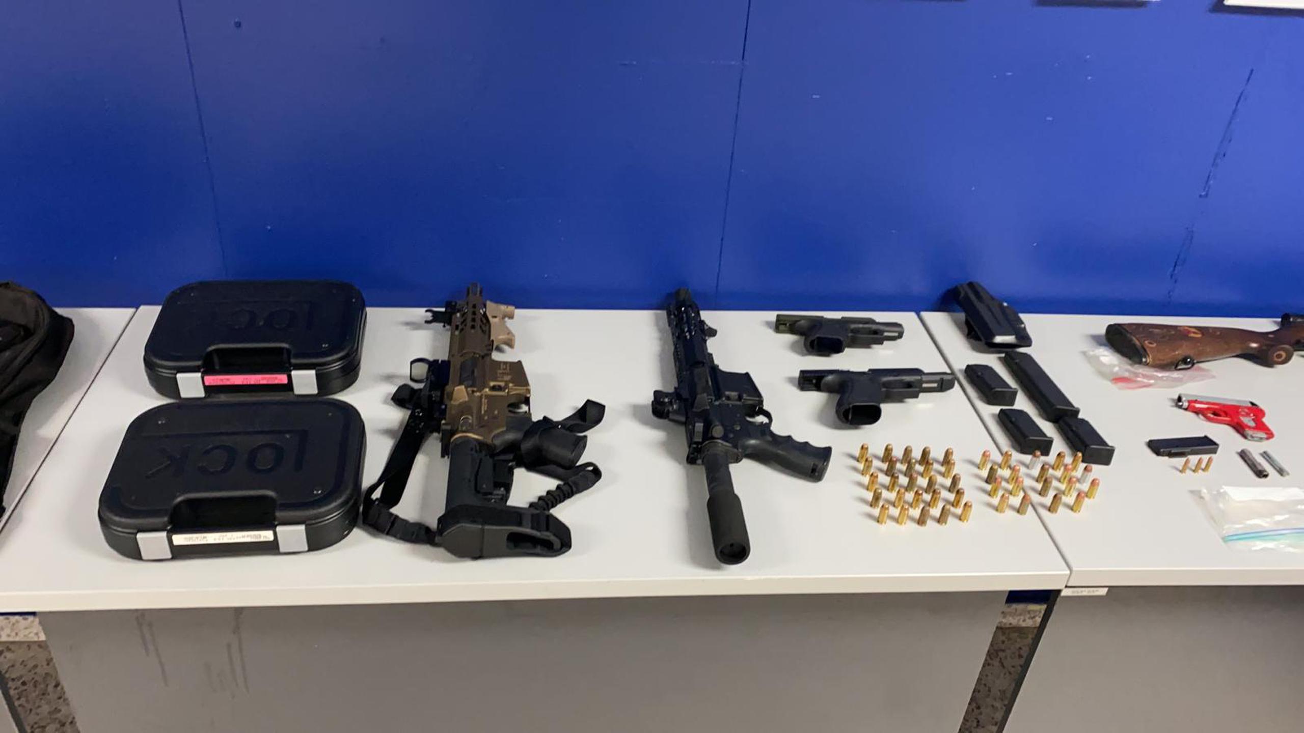 El Negociado de Drogas arrestó 13 personas y ocupó armas, balas, cargadores y sustancias controladas, mientras diligenciaban órdenes de allanamiento en zonas de alta incidencia criminal en Santurce y Cataño.