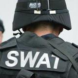 Agente de SWAT resulta herido en intervención en San Sebastián 