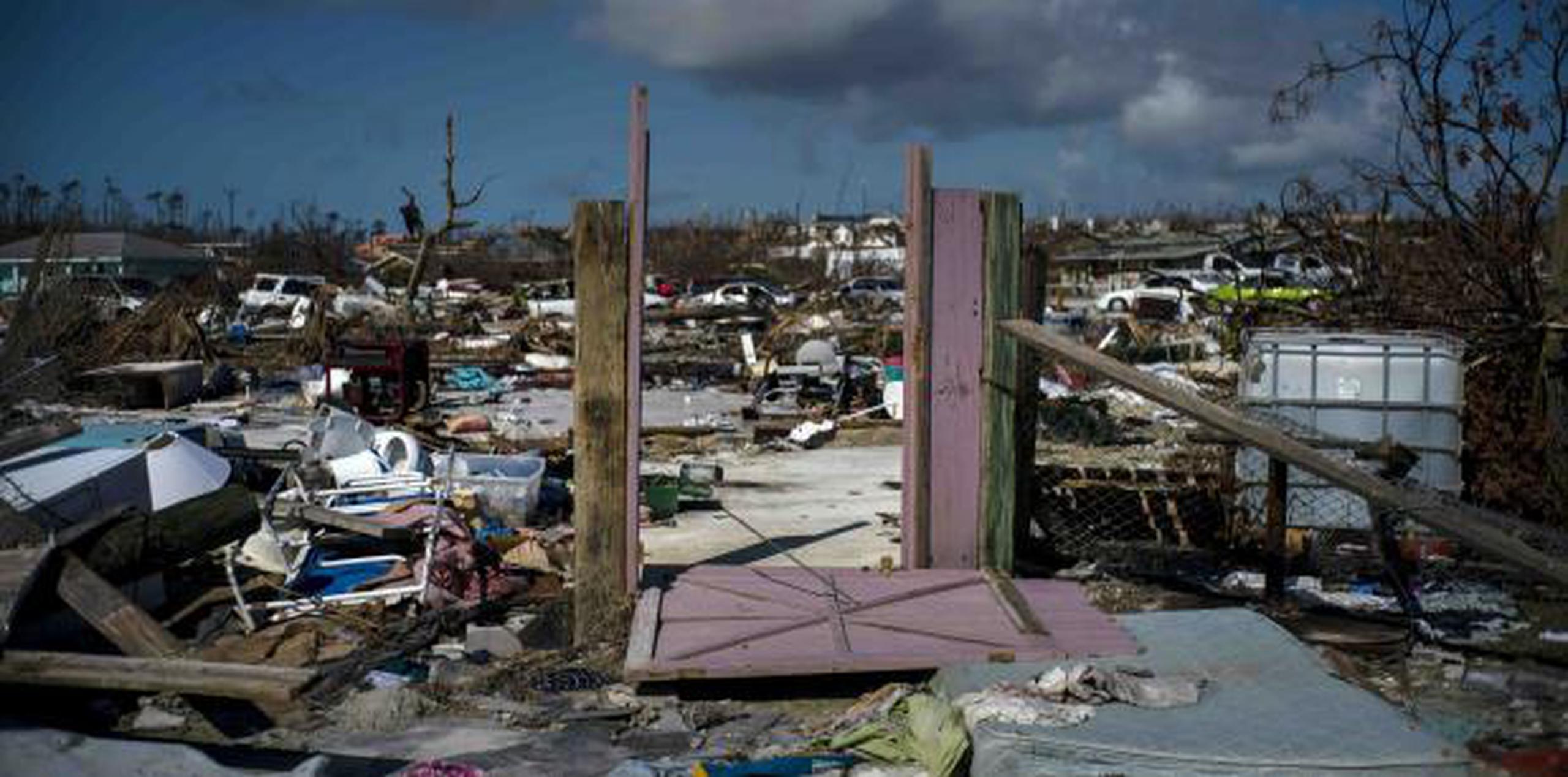 Aún quedan casi 2,000 personas en refugios en la capital, Nassau, pero solo unos 70 en Gran Bahama y tres en Ábaco, que está casi desierta. (AP / Ramón Espinosa)