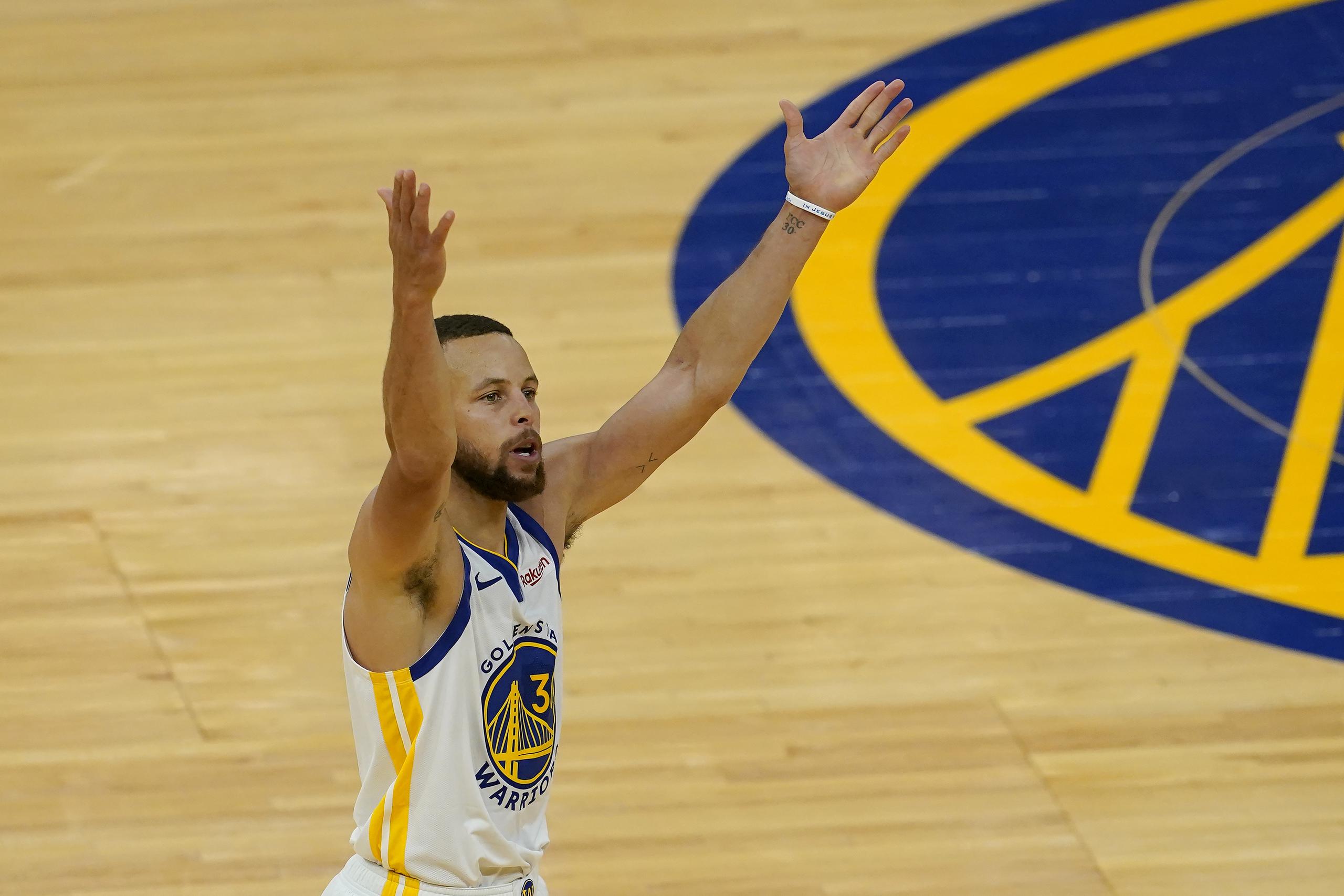 Stephen Curry anotó 46 puntos en el último partido de los Warriors de temporada regular. El equipo, sin embargo, aún no ha clasificado a la postemporada y deberá hacerlo mediante la fase de play-in que comienza el martes pero que en su caso jugarán miércoles.