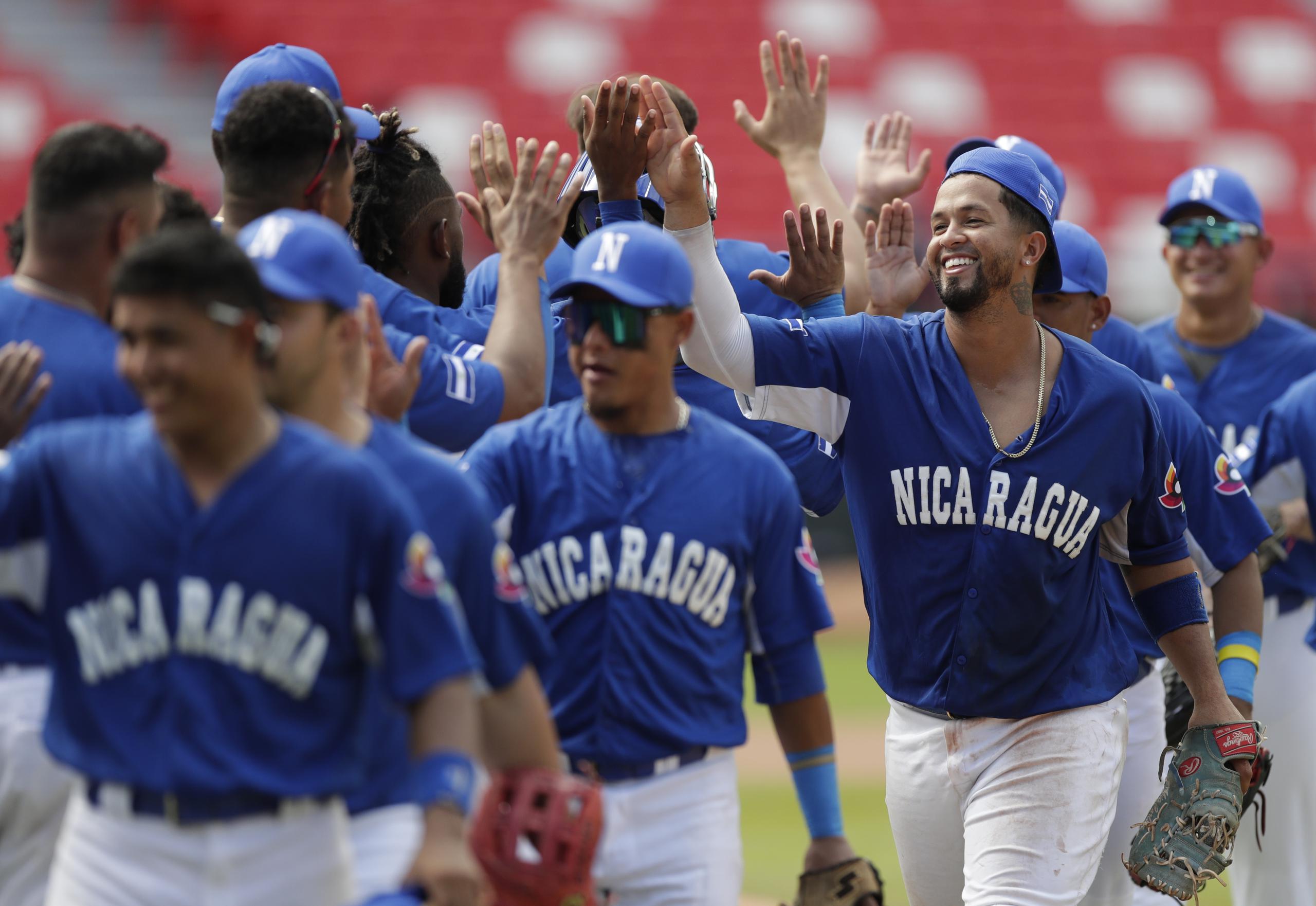 Jugadores de Nicaragua celebran hoy, al final de un juego de los Clasificatorios para el Clásico Mundial de Béisbol 2022 entre Pakistán y Nicaragua en el estadio Rod Carew en Ciudad de Panamá.