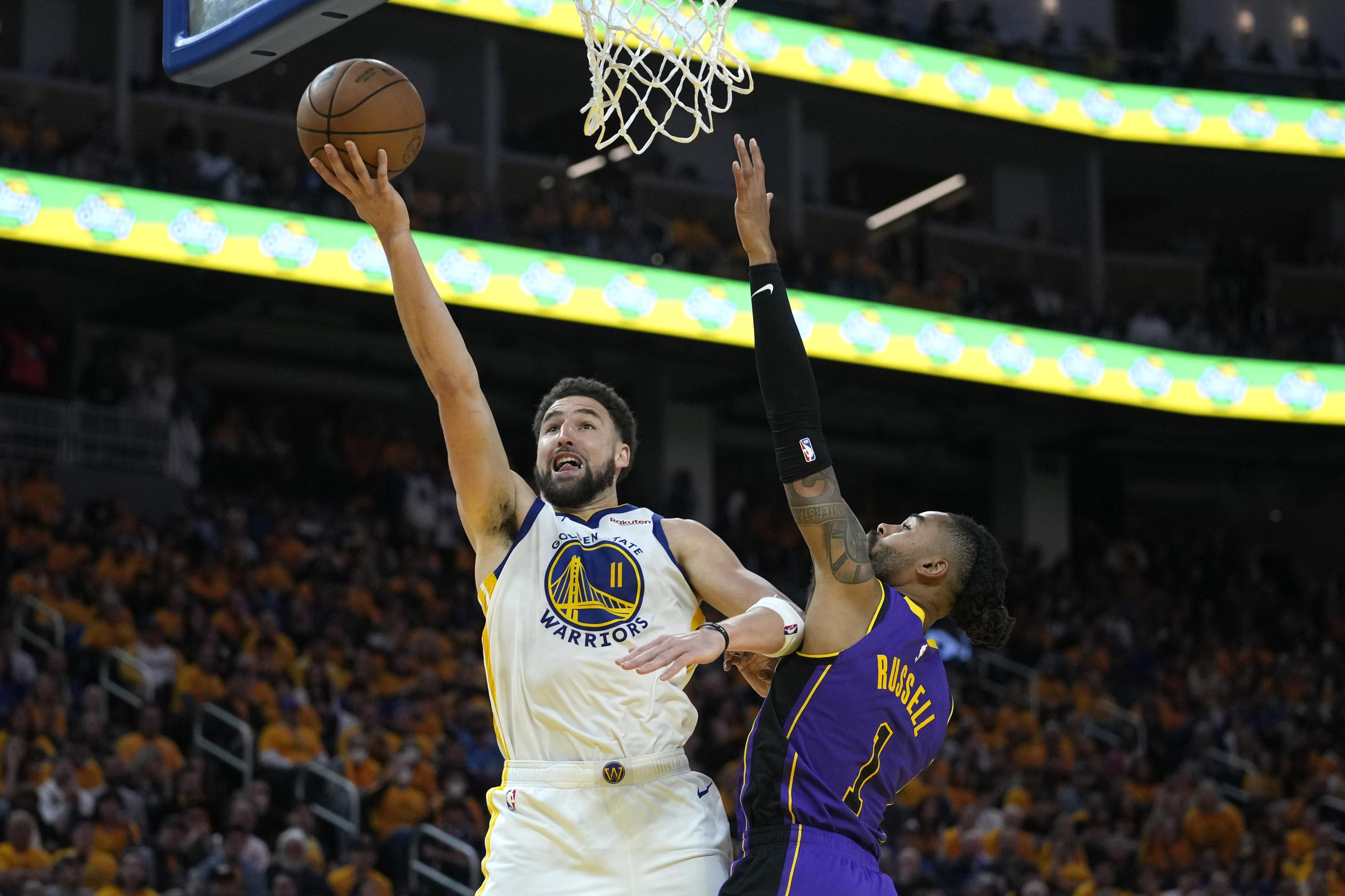 El escolta de los Warriors de Golden State, Klay Thompson, dispara ante la defensa del base de los Lakers de Los Ángeles D'Angelo Russell, durante la segunda mitad del partido del jueves.