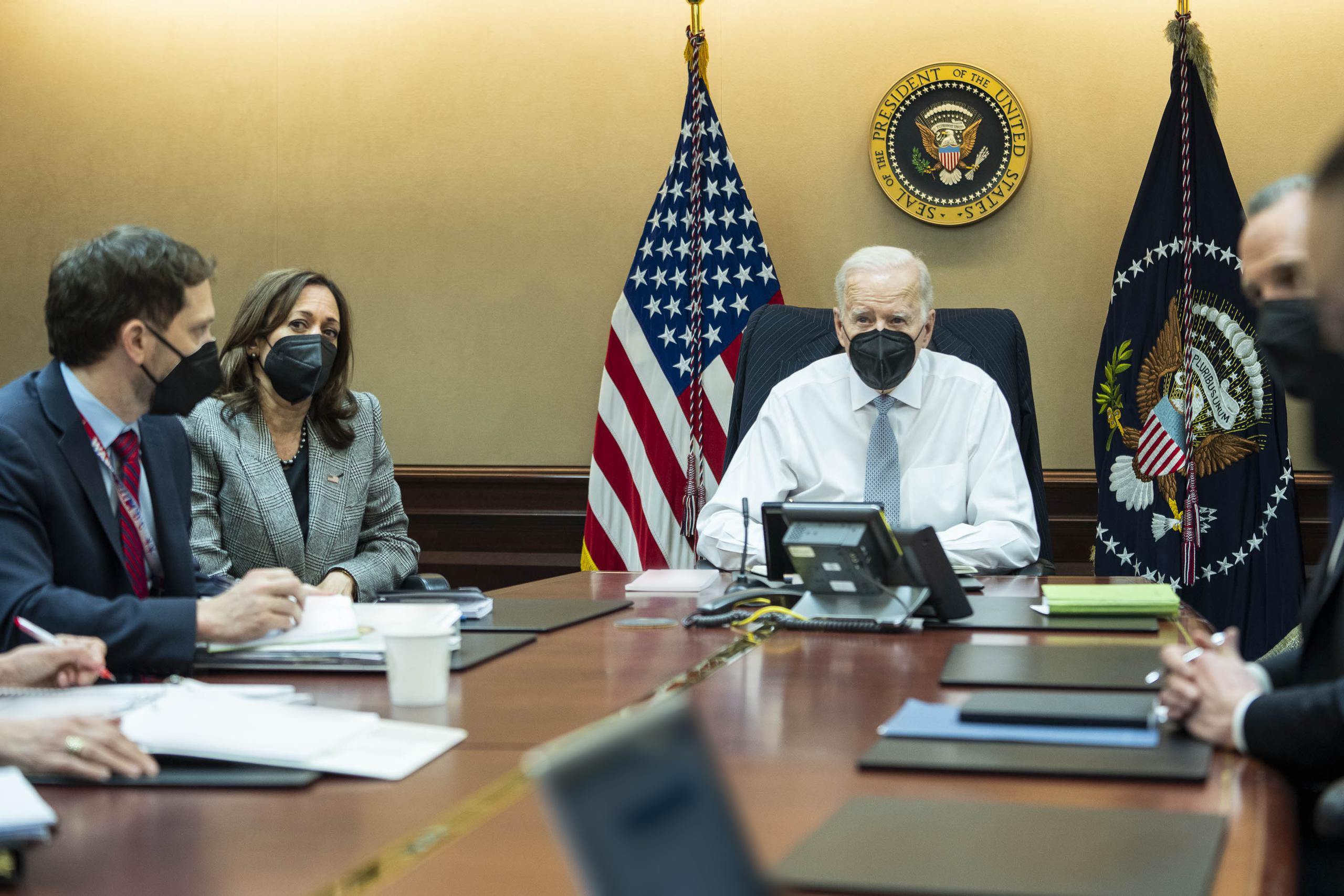 El presidente Joe Biden, la vicepresidenta Kamala Harris y miembros del equipo de seguridad nacional observan la operación antiterrorista responsable de sacar del campo de batalla a Abu Ibrahim al-Hashimi al-Qurayshi, el líder del Estado Islámico.
