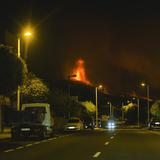 Fluye lava en isla española La Palma tras erupción volcánica