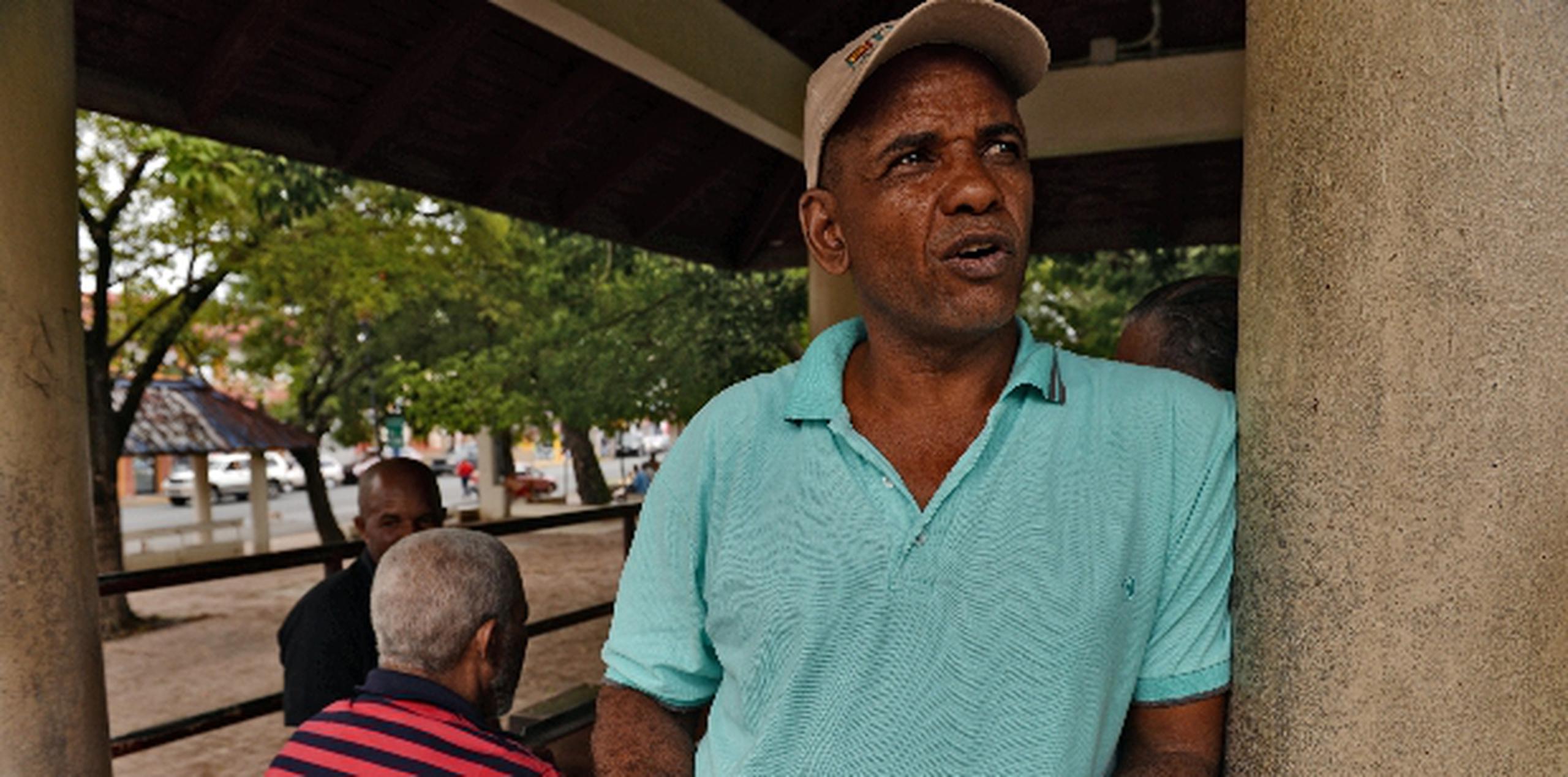 Javier Ramírez logró hablar con  esposa, quien vive con sus hijos y nietos en Baní, República Dominicana y le contó que no tenían luz, pero no esperaban grandes estragos. (ismael.fernandez@gfrmedia.com)